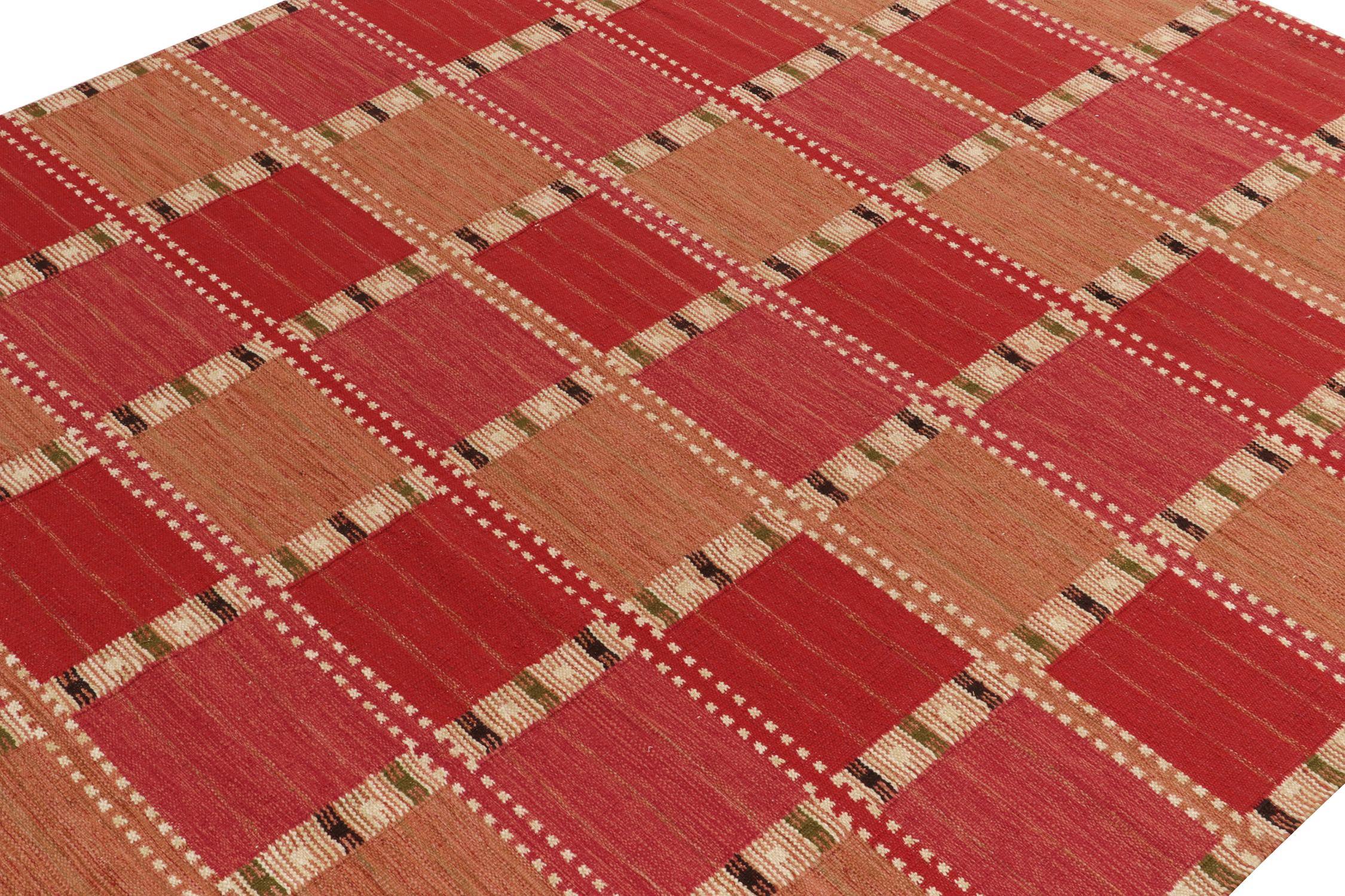 Indiano Rug & Kilim �è un tappeto Kilim in stile scandinavo con motivi geometrici rossi, rosa e beige. in vendita