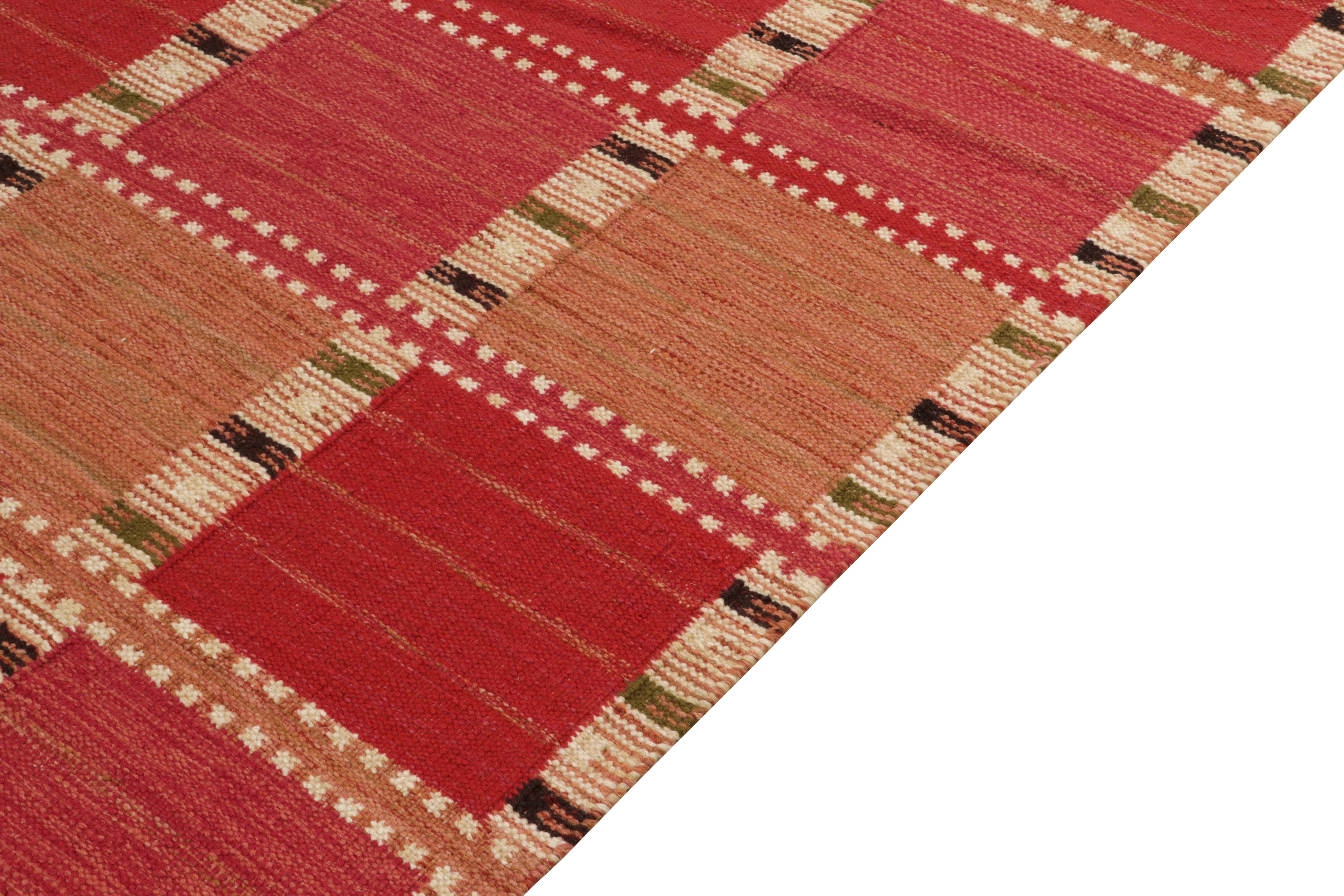 Annodato a mano Rug & Kilim è un tappeto Kilim in stile scandinavo con motivi geometrici rossi, rosa e beige. in vendita