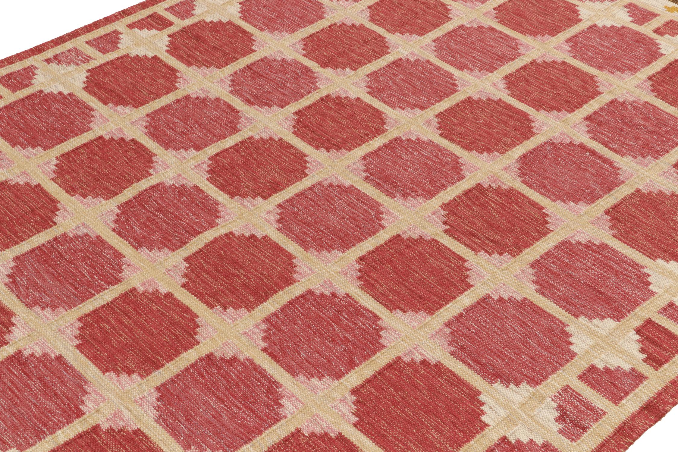 Rug & Kilim's skandinavischer Kilim-Teppich in Rot, Rosa, Geometrisch gemustert (Indisch) im Angebot