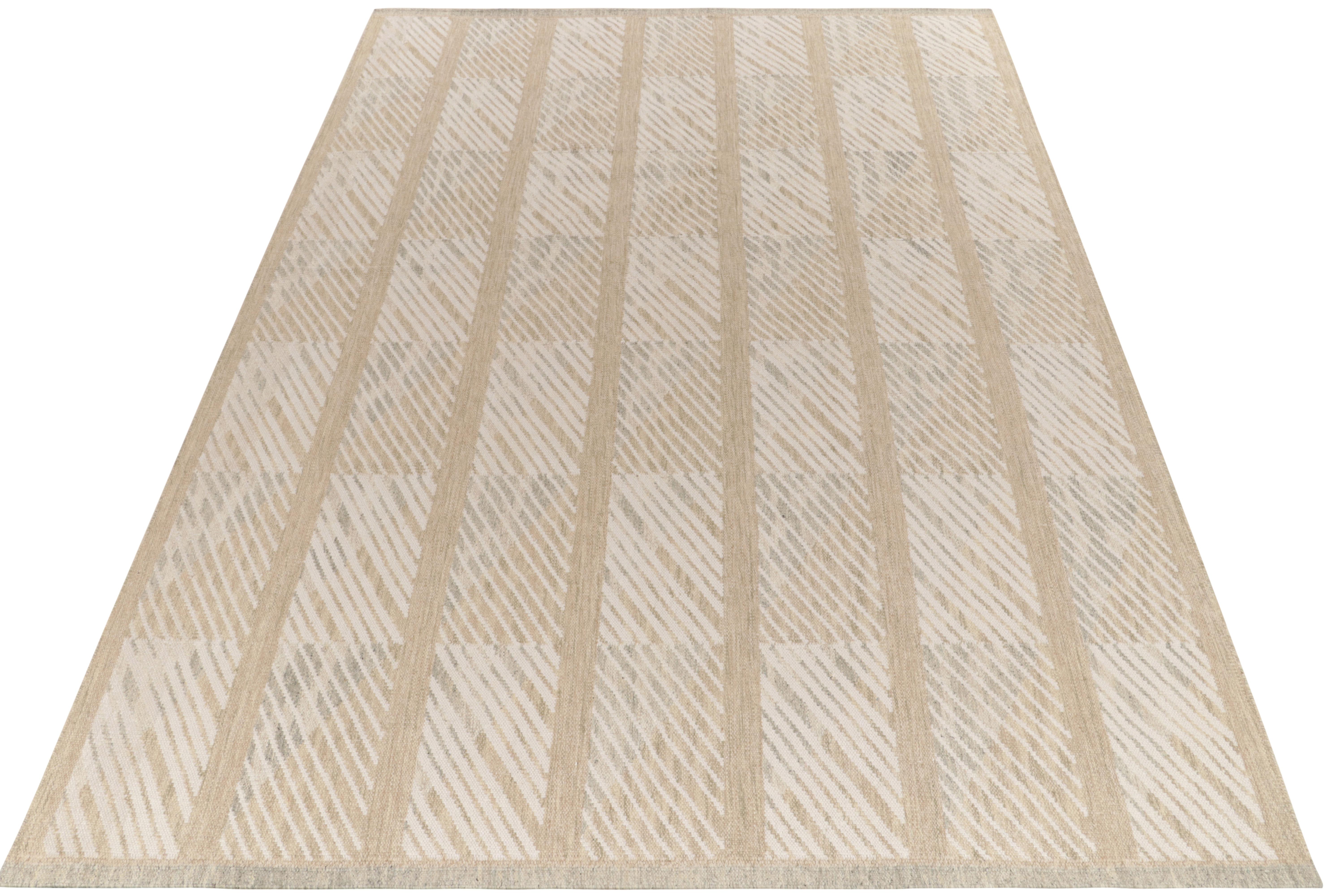 Dieser handgewebte 10x14 Kelim aus feiner Wolle gehört zu unserer Kollektion preisgekrönter skandinavischer Flachgewebe. Dieser Teppich zeichnet sich durch ein scharfes geometrisches Muster mit Streifen in Grau, Weiß und Beige-Braun aus, das eine