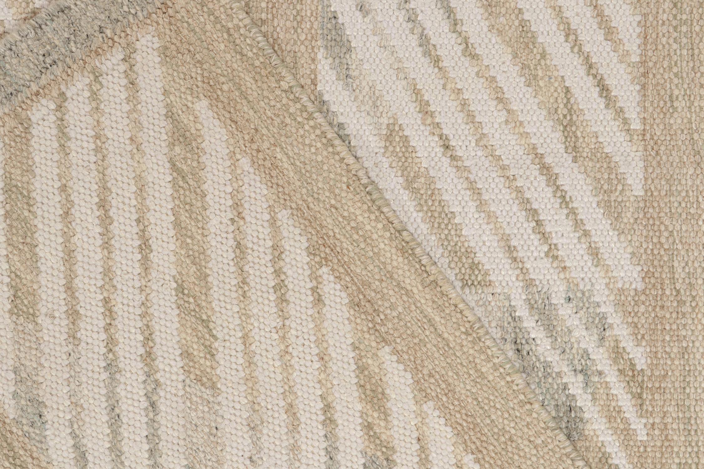 Rug & Kilim's skandinavischer Kilim-Teppich in Weiß Beige Geometrisches Muster im Zustand „Neu“ im Angebot in Long Island City, NY
