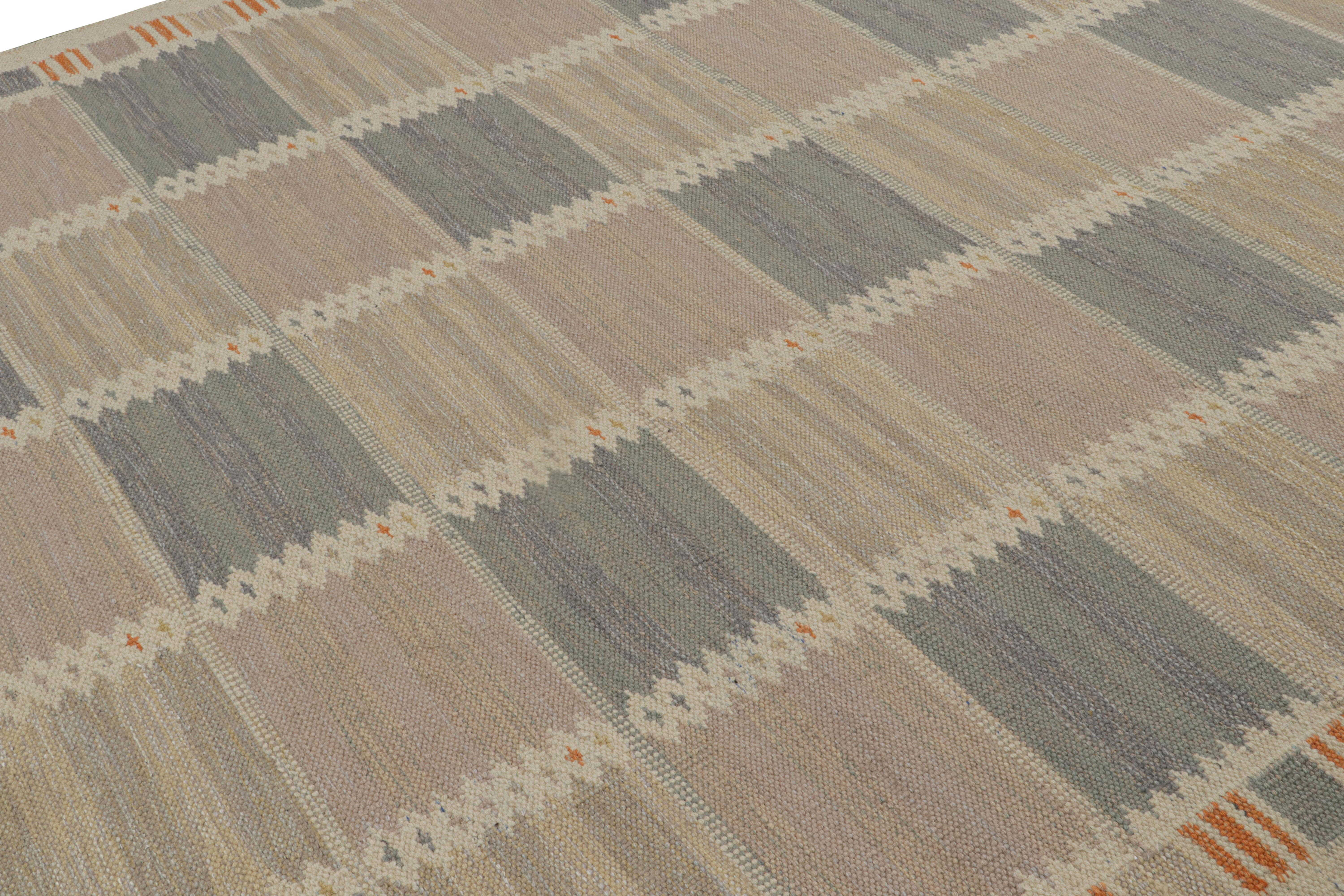 Rug & Kilim's skandinavischer Teppich mit beige-braunen und blauen geometrischen Mustern (Indisch) im Angebot
