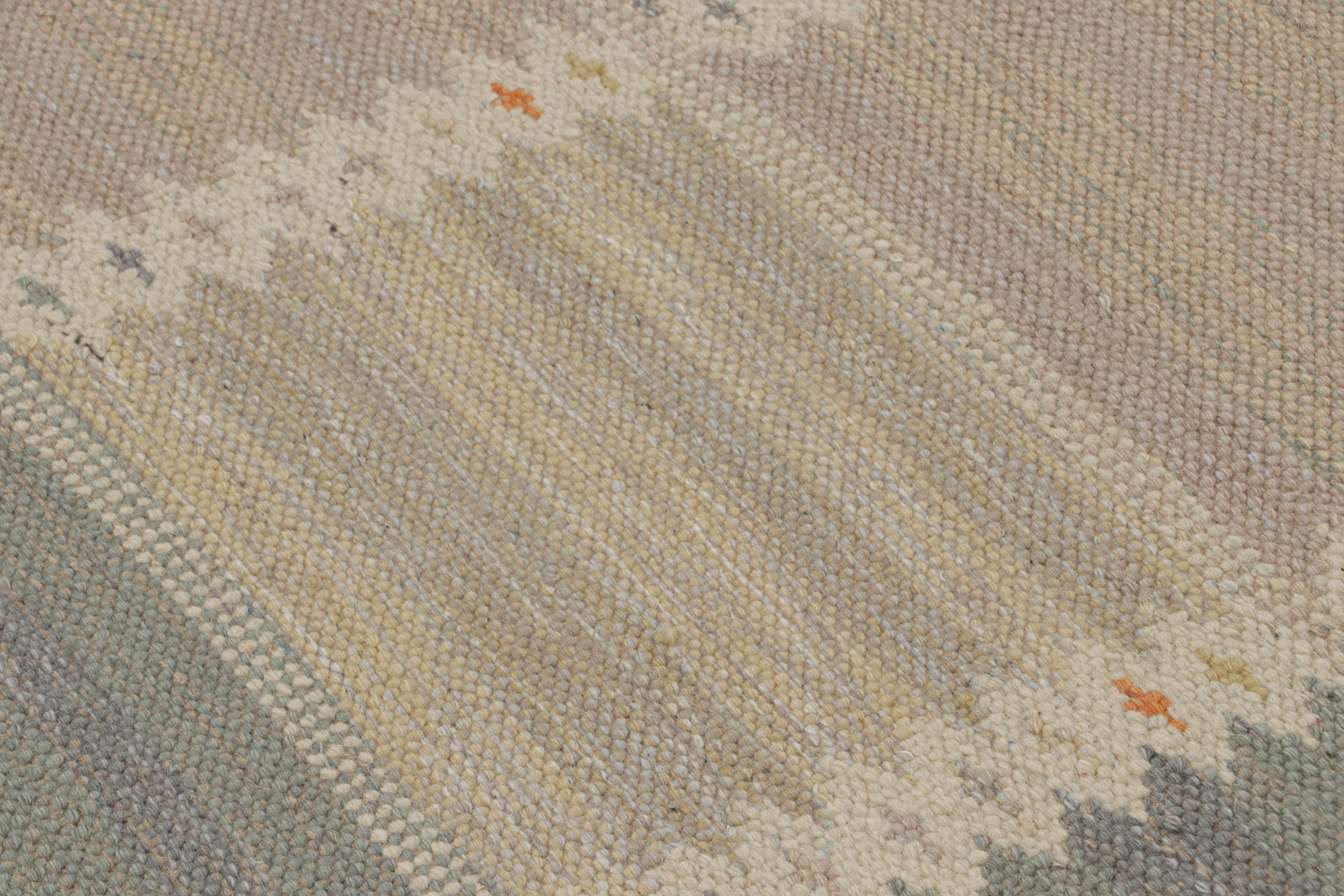 Rug & Kilim's skandinavischer Teppich mit beige-braunen und blauen geometrischen Mustern (Handgewebt) im Angebot