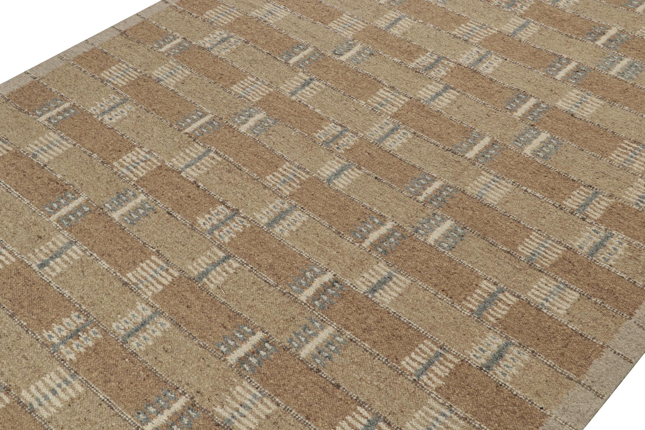 Skandinavischer Kilim-Teppich von Rug & Kilim mit beige-braunem, geometrischem Muster (Indisch) im Angebot