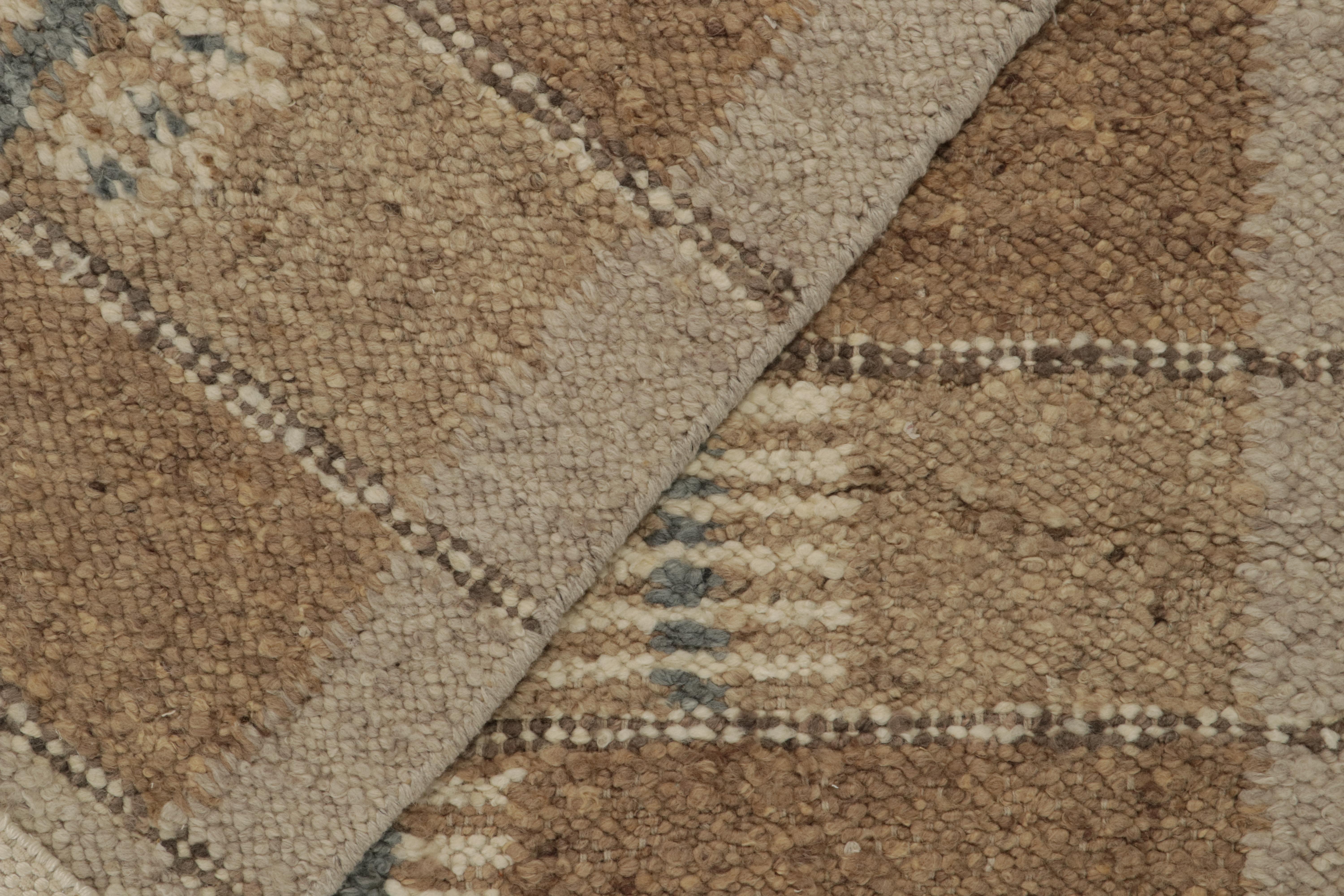 Skandinavischer Kilim-Teppich von Rug & Kilim mit beige-braunem, geometrischem Muster (21. Jahrhundert und zeitgenössisch) im Angebot