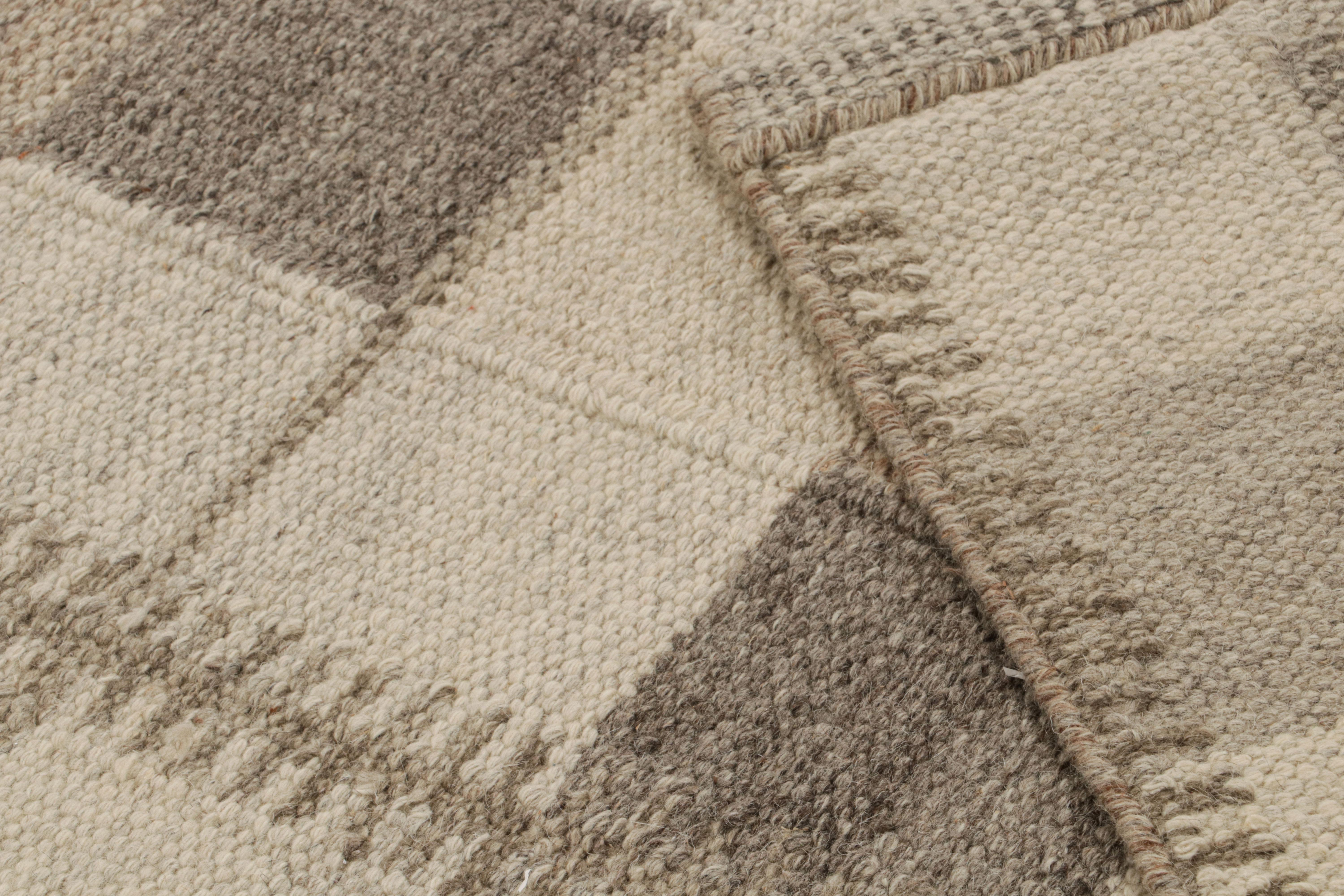 Skandinavischer Teppich von Rug & Kilim mit beige-braunen geometrischen Mustern (21. Jahrhundert und zeitgenössisch) im Angebot