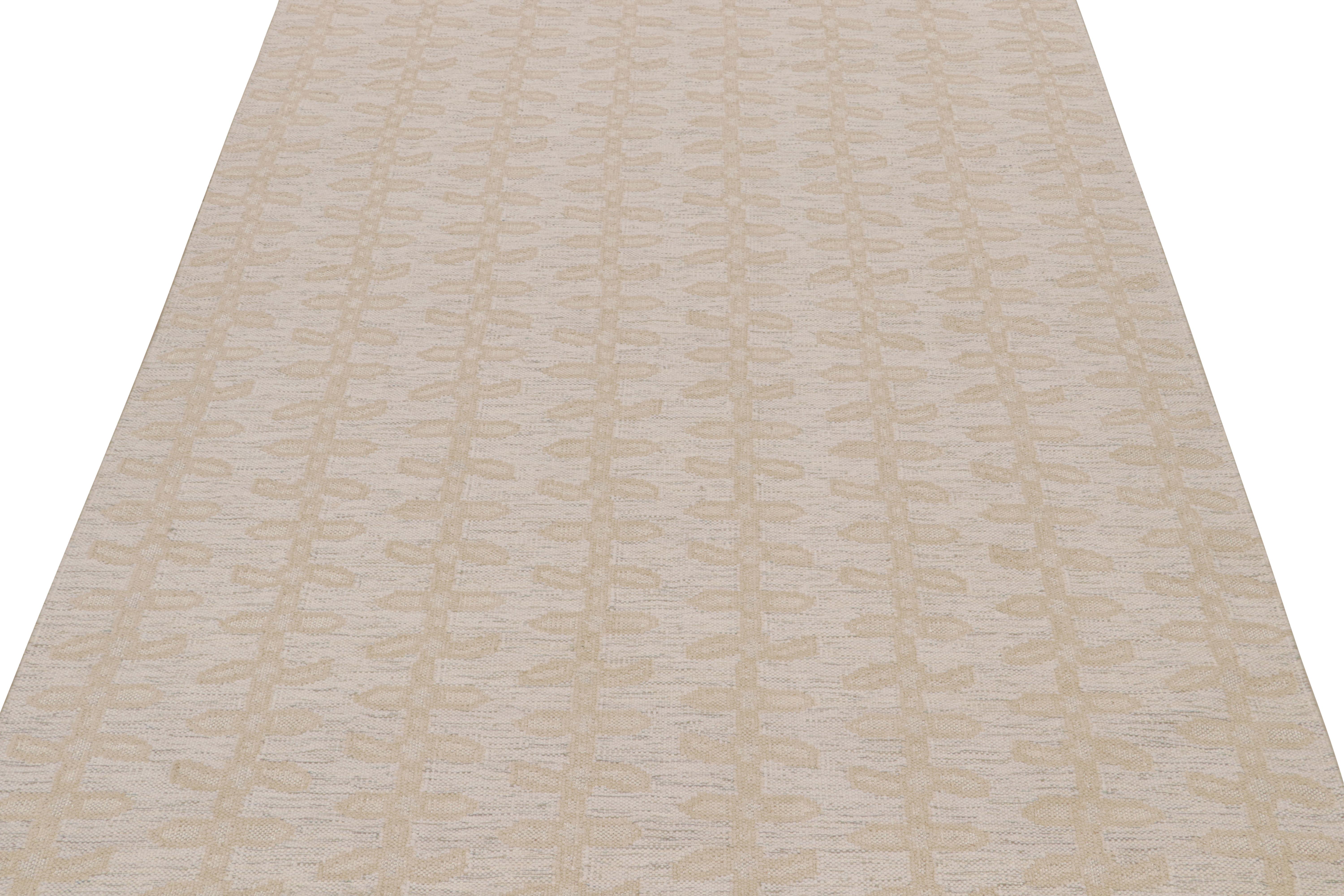 Rug & Kilims skandinavischer Kilimteppich mit beigefarbenen und grauen Blumenmustern (Moderne) im Angebot