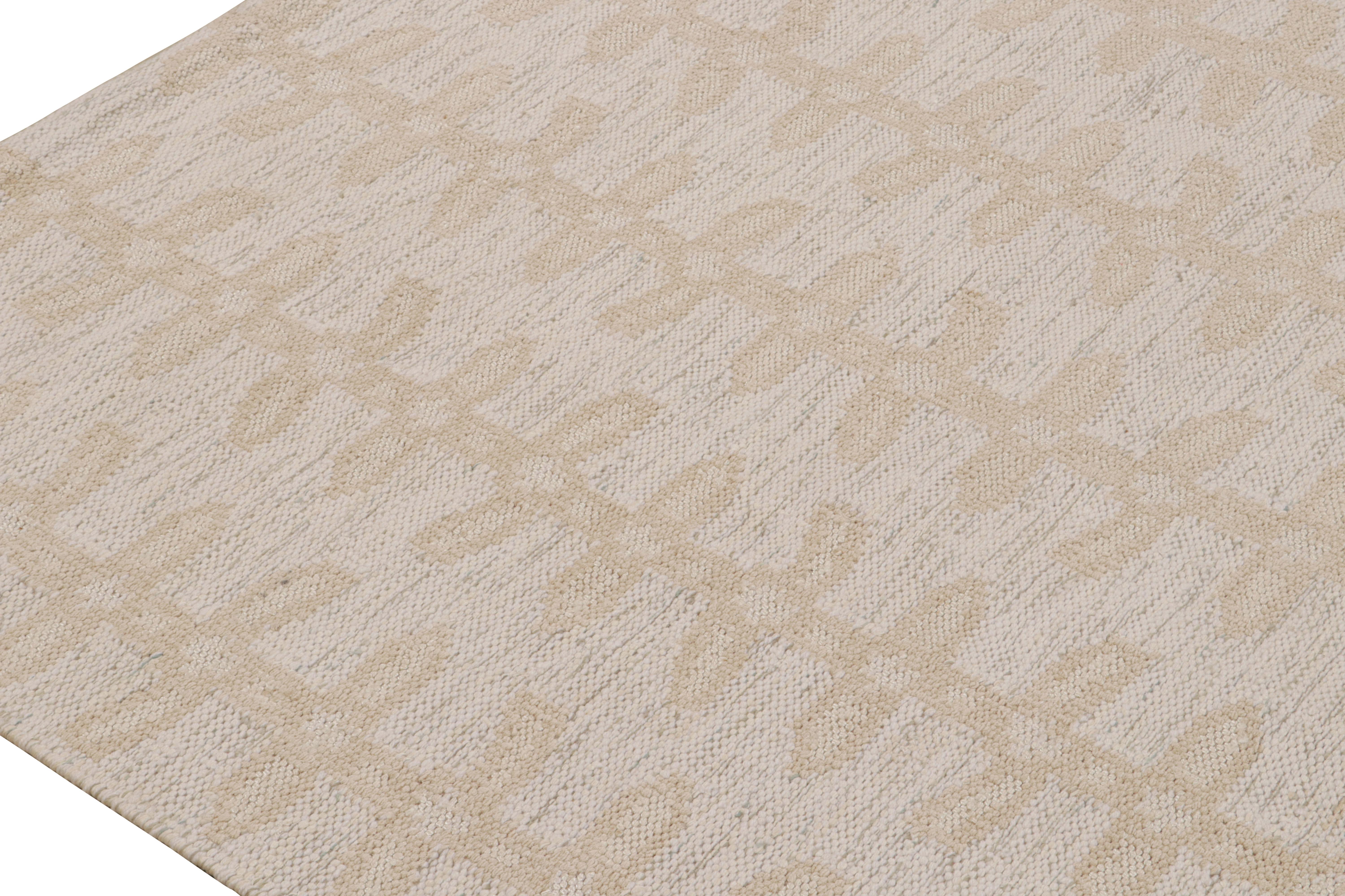 Rug & Kilims skandinavischer Kilimteppich mit beigefarbenen und grauen Blumenmustern (Handgewebt) im Angebot