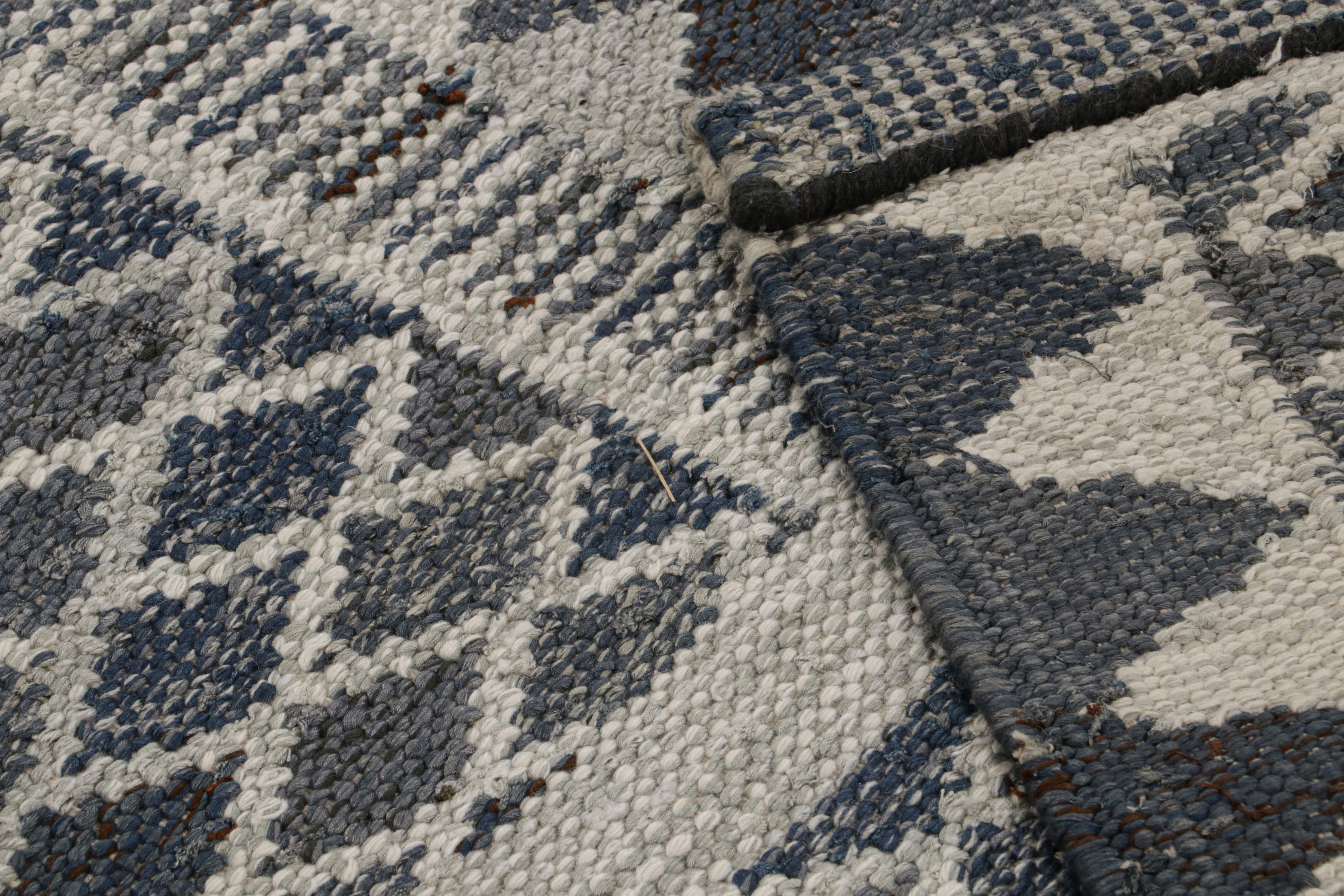 Rug & Kilim's Teppich im skandinavischen Stil mit blau-grauen Mustern (21. Jahrhundert und zeitgenössisch) im Angebot