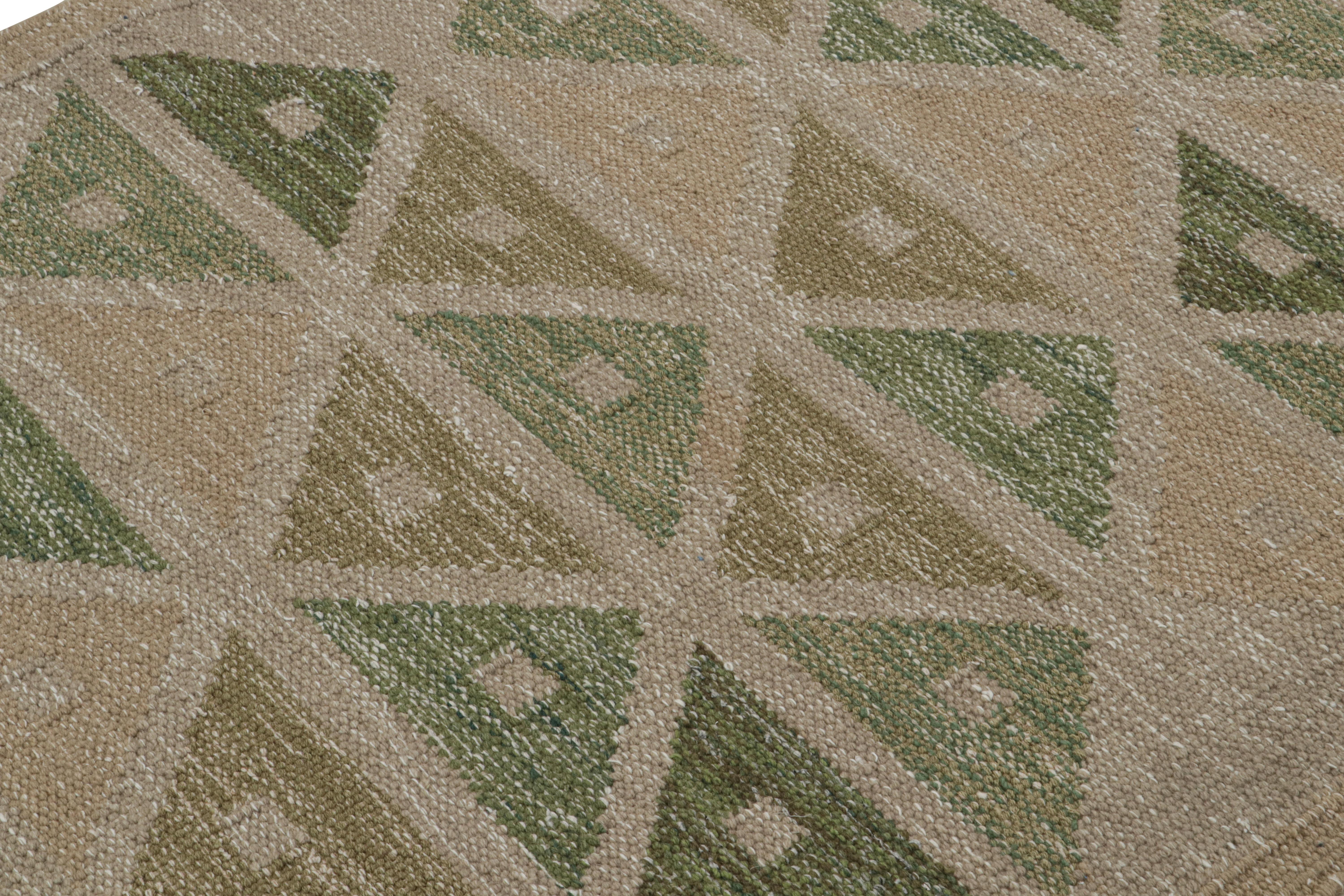 Rug & Kilim's skandinavischer Kilim-Teppich mit braunen und grünen geometrischen Mustern (Indisch) im Angebot