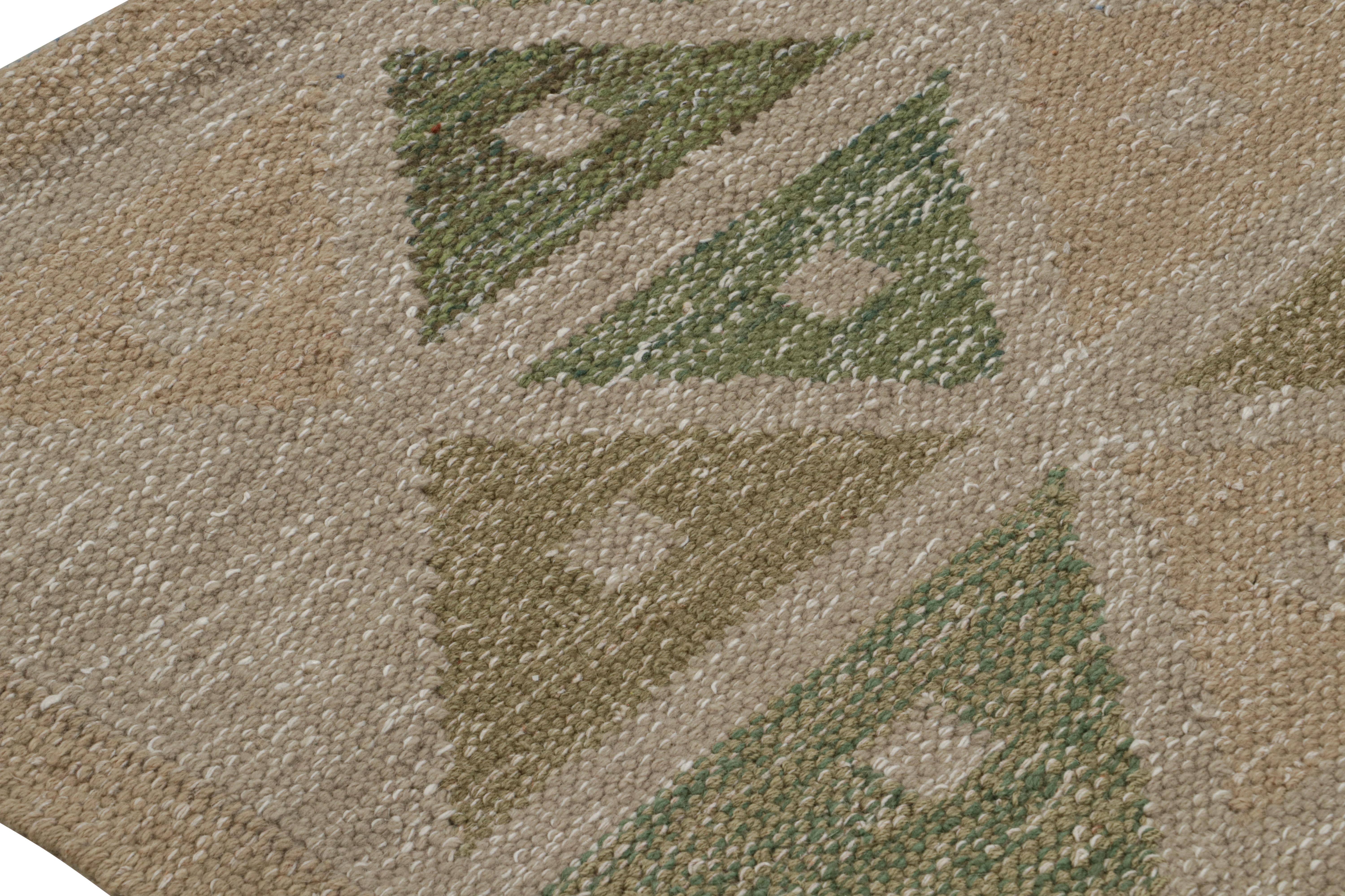 Rug & Kilim's skandinavischer Kilim-Teppich mit braunen und grünen geometrischen Mustern (Handgewebt) im Angebot