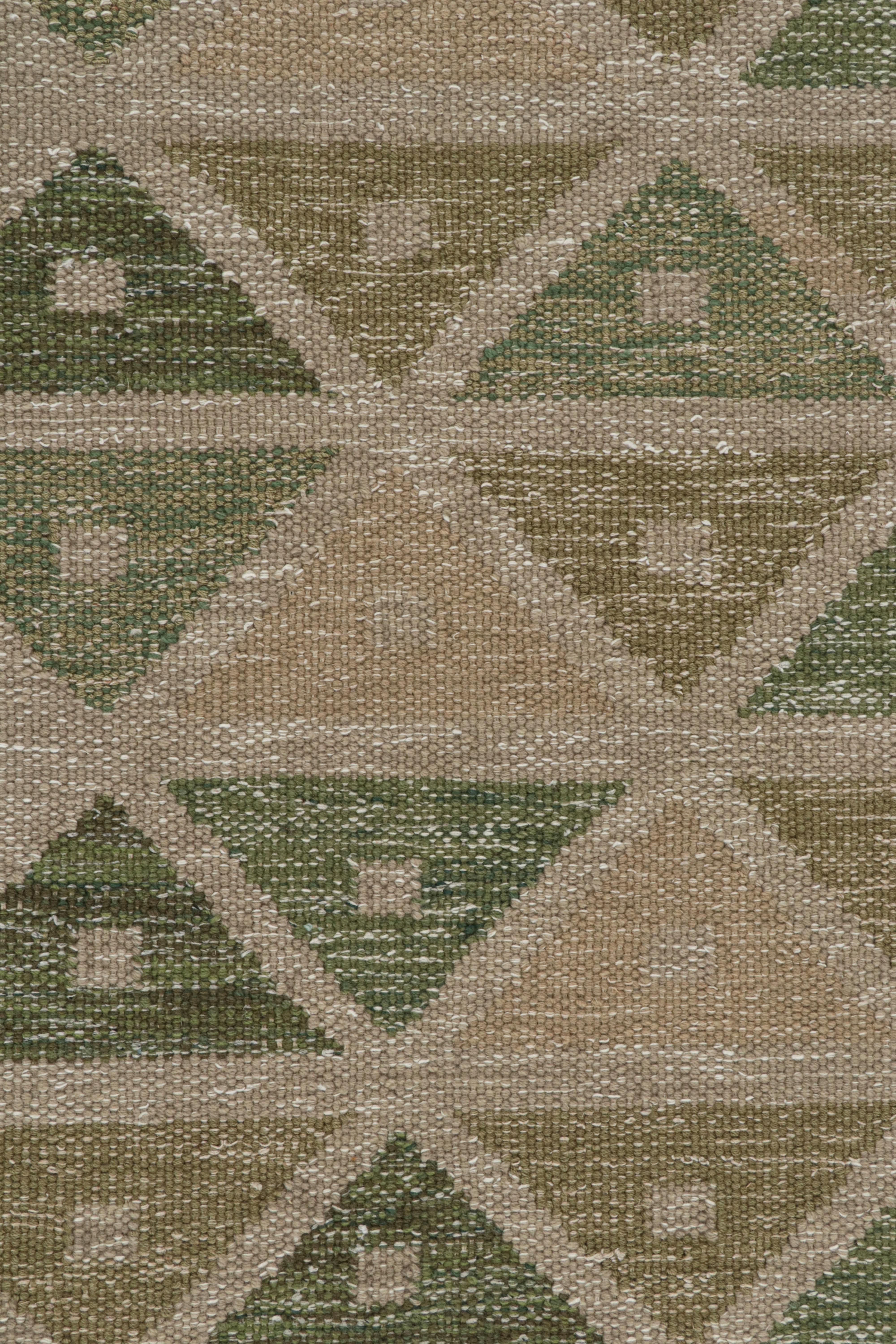 Rug & Kilim's skandinavischer Kilim-Teppich mit braunen und grünen geometrischen Mustern im Zustand „Neu“ im Angebot in Long Island City, NY