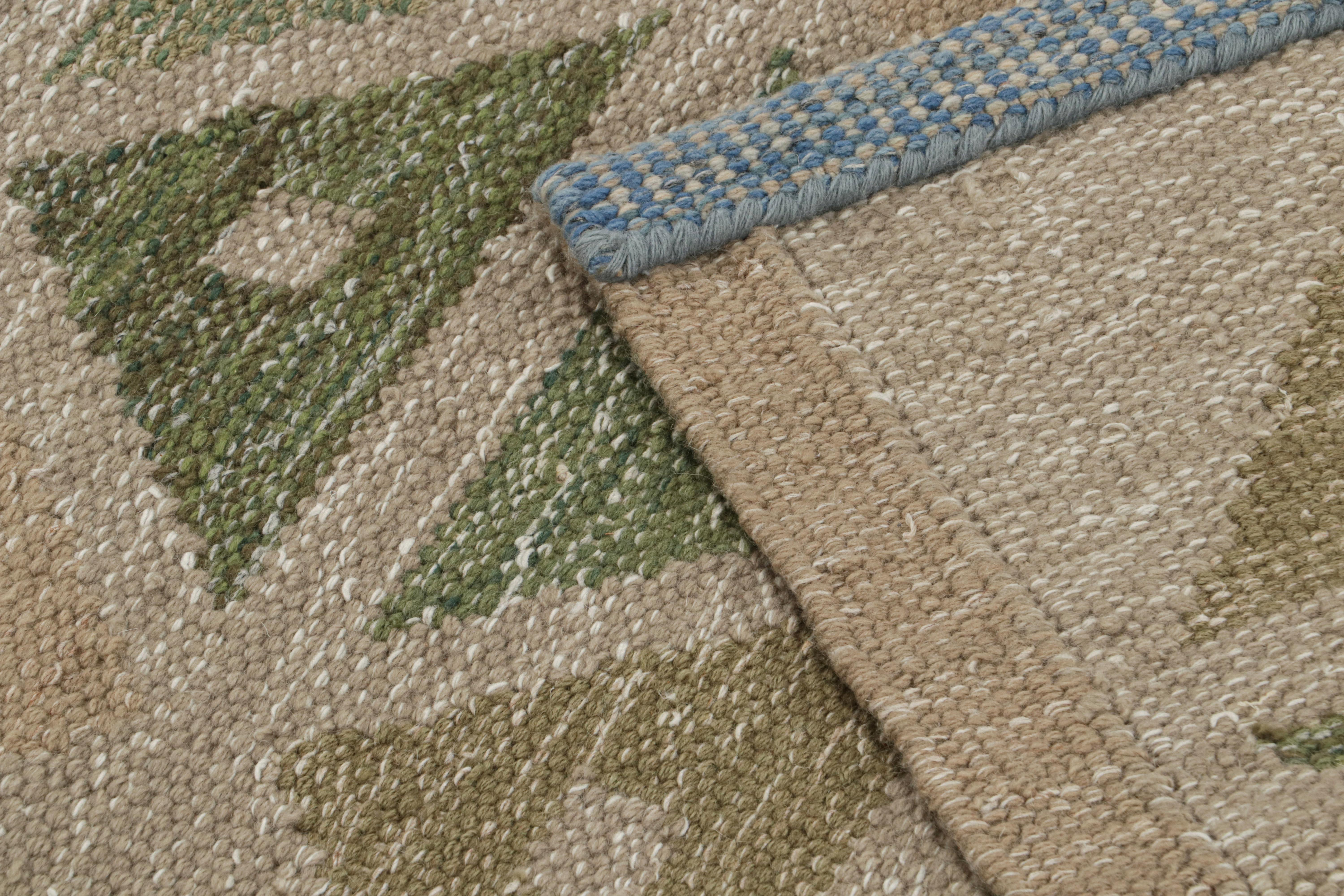 Rug & Kilim's skandinavischer Kilim-Teppich mit braunen und grünen geometrischen Mustern (21. Jahrhundert und zeitgenössisch) im Angebot