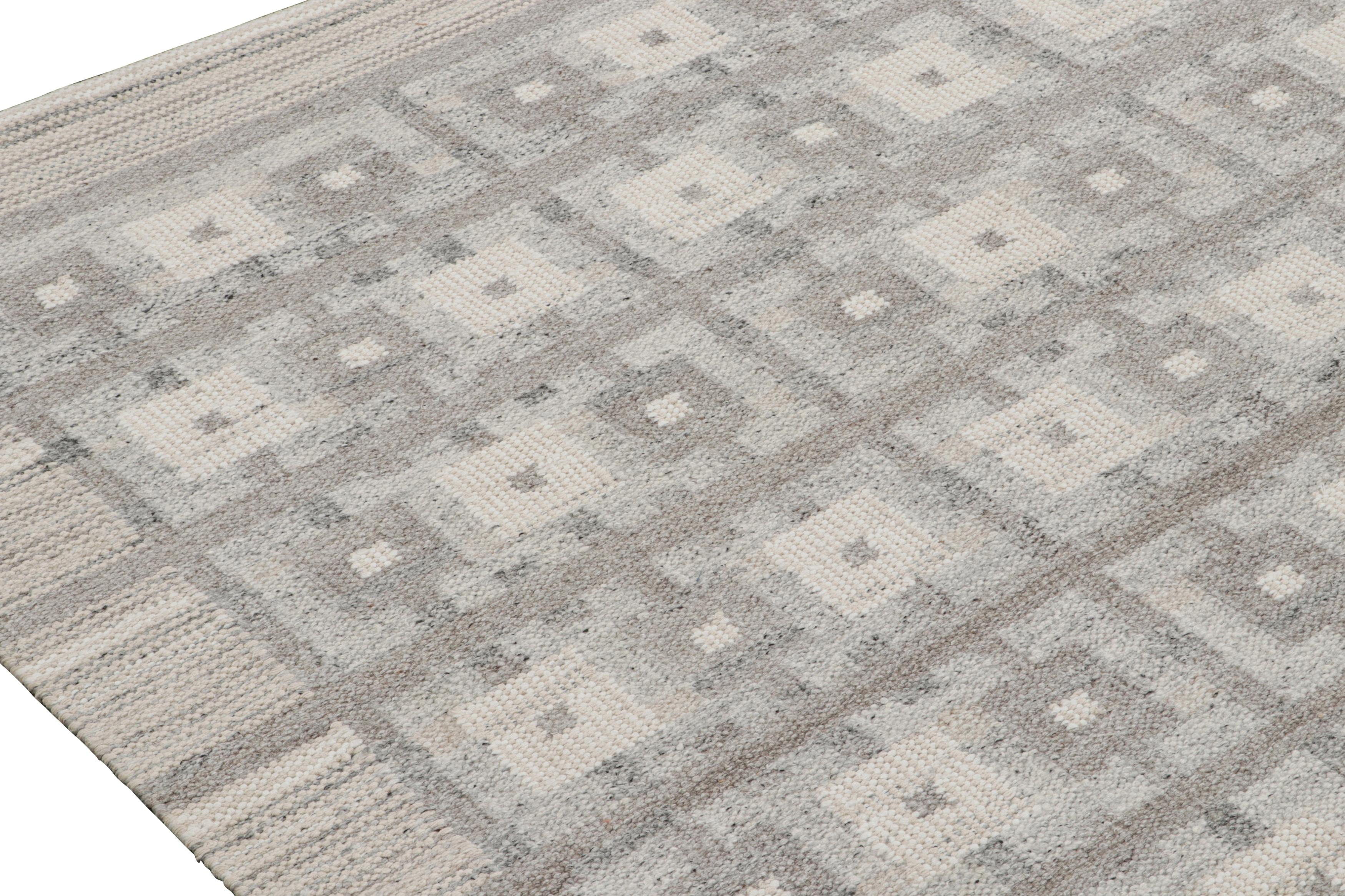 Hand-Woven Rug & Kilim’s Scandinavian Style Kilim Rug with Gray and Beige Geometric Pattern For Sale