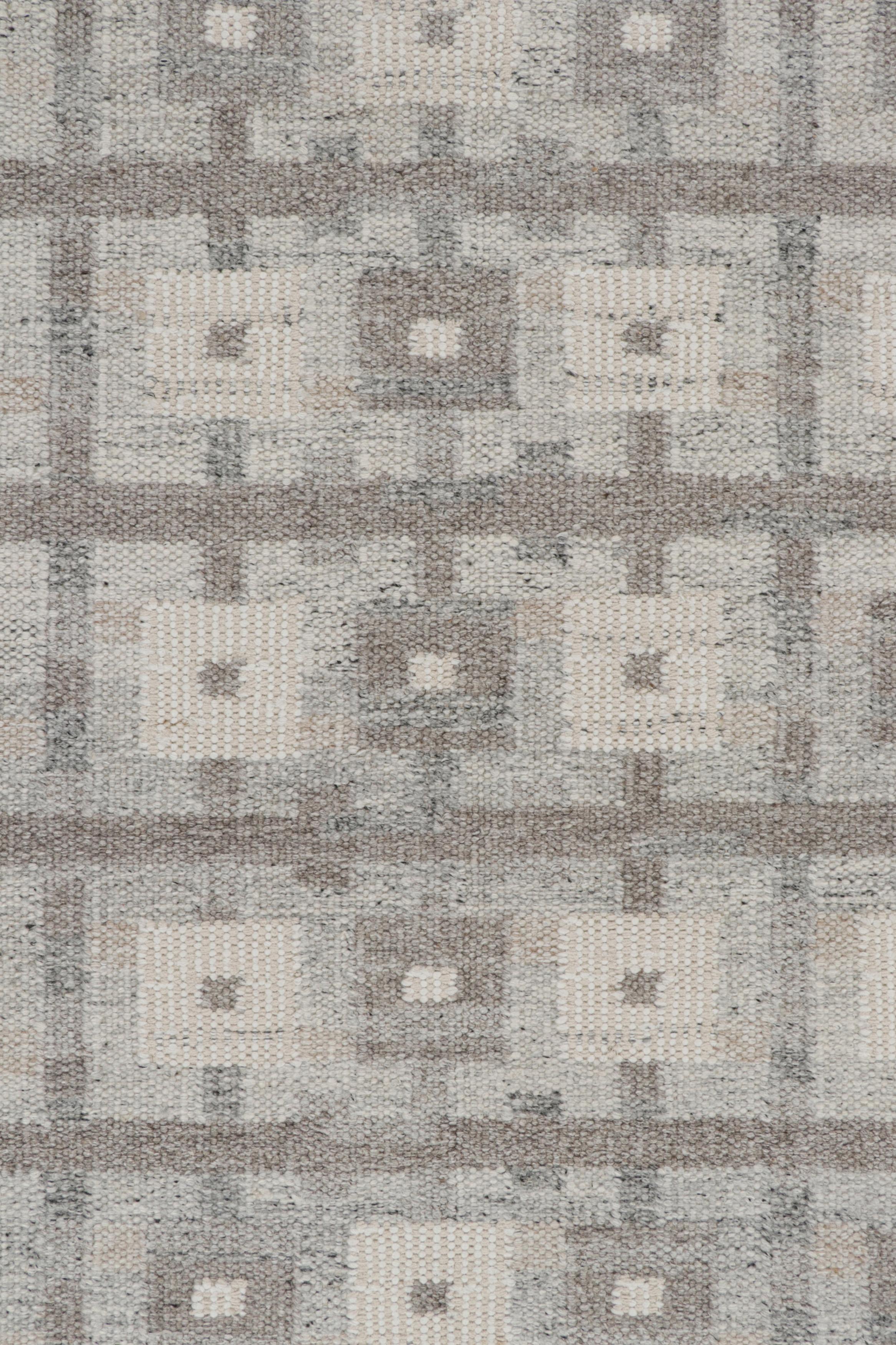 Rug & Kilim's skandinavischer Kilimteppich mit grauem und beigem geometrischem Muster im Zustand „Neu“ im Angebot in Long Island City, NY
