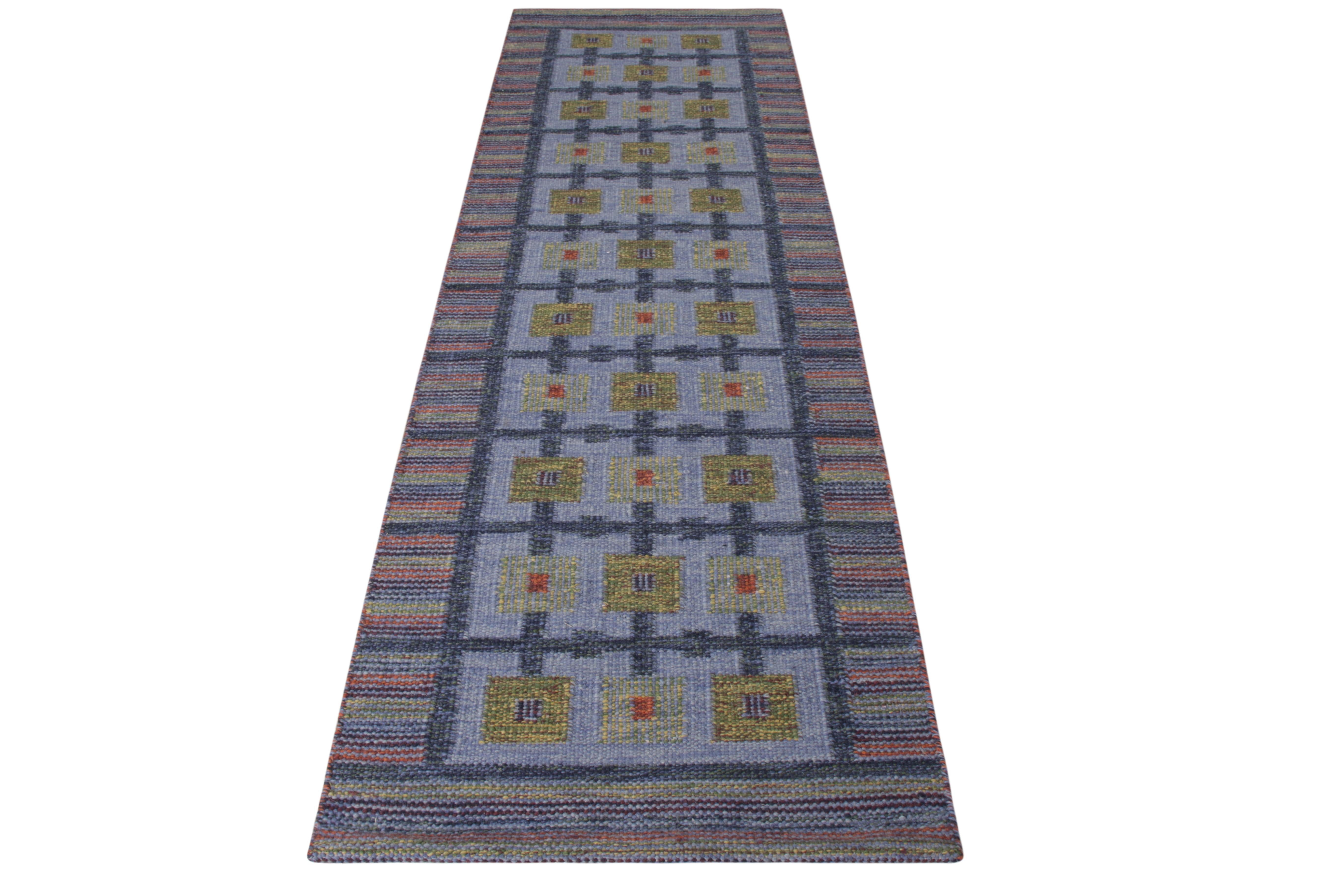 Un chemin de table Kilim de 3 x 10 de la célèbre Collection Salisbury de Rug & Kilim. Tissé à la main dans un mélange exclusif de fils naturels non teints, il crée la subtile distinction de couleur et de mouvement dont jouit cette palette bleue et