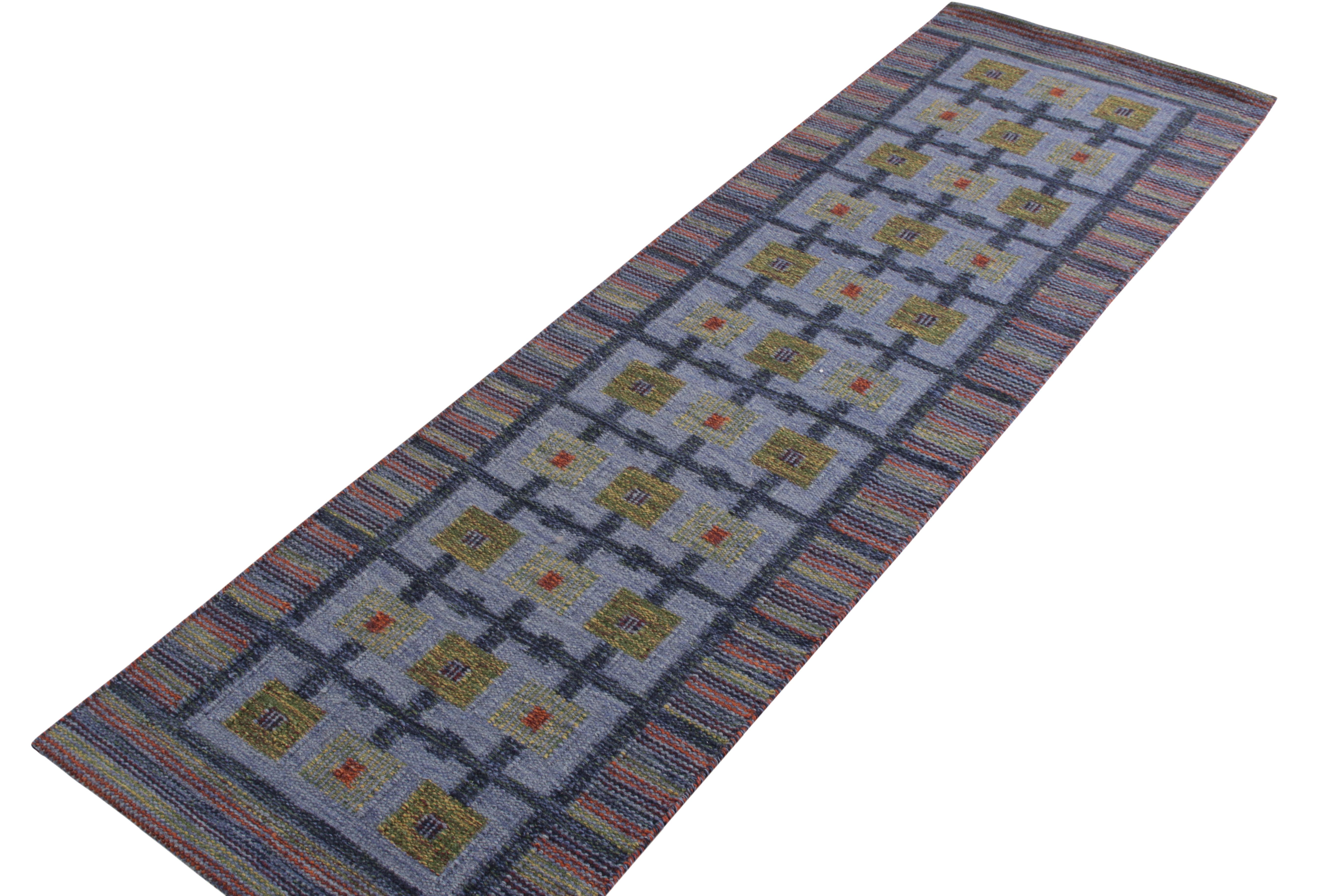 Scandinave moderne Tapis & Kilim's Scandinavian Style Kilim Runner, Blue and Green Geometric Pattern (en anglais) en vente