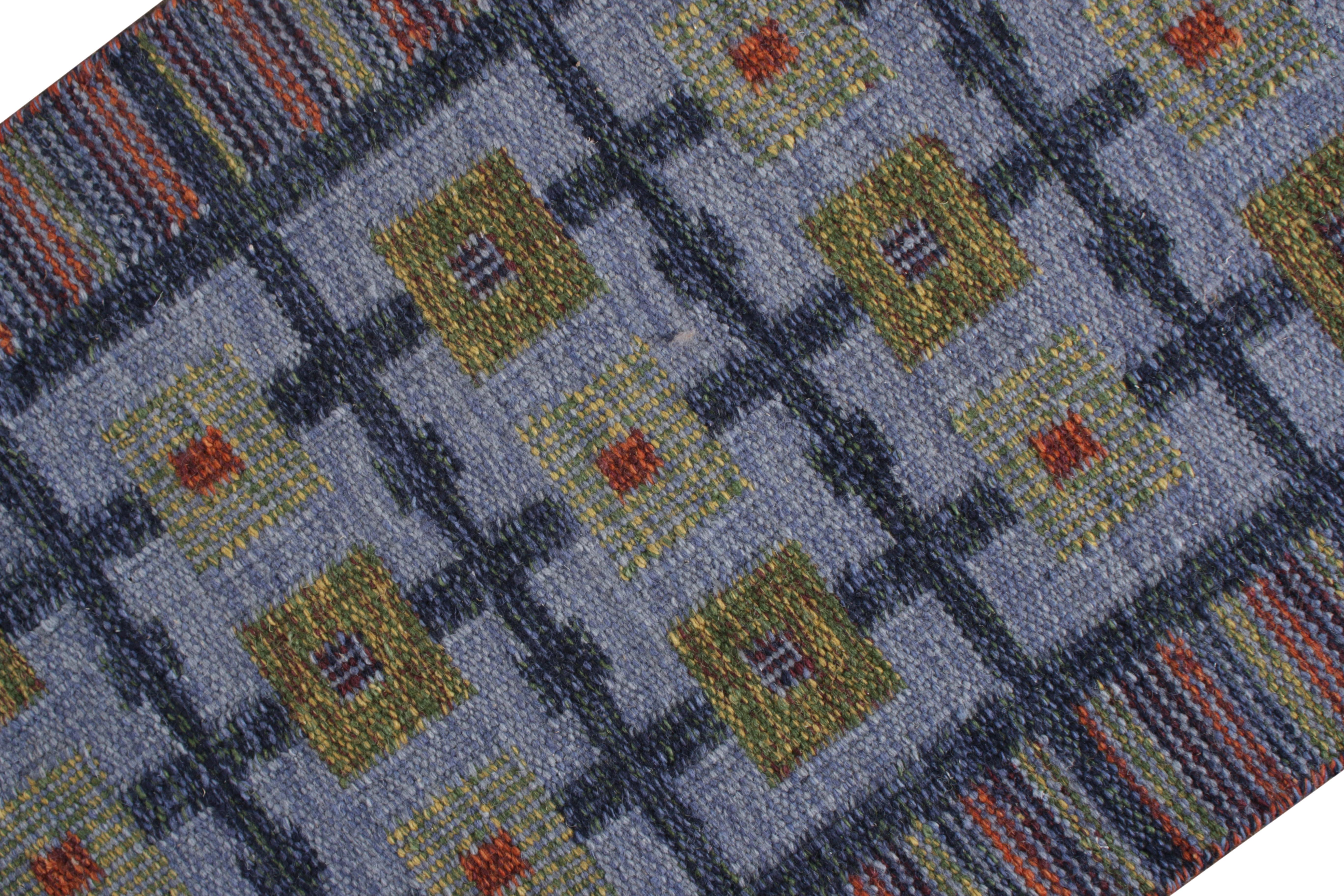 Indien Tapis & Kilim's Scandinavian Style Kilim Runner, Blue and Green Geometric Pattern (en anglais) en vente