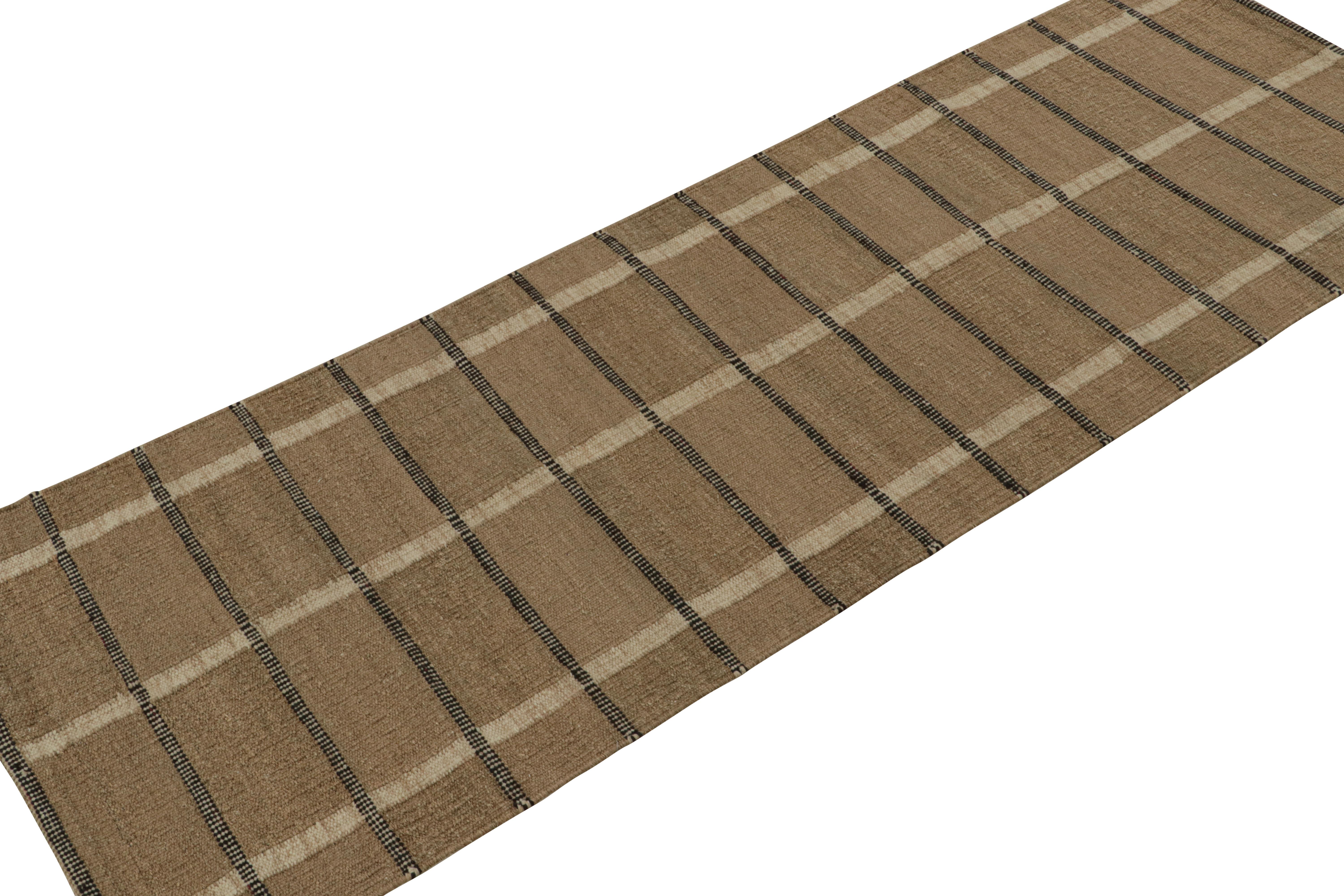 Dieser 3x10 Läufer ist ein Kelim im schwedischen Stil aus der Scandinavian Rug Collection'S von Rug & Kilim. Dieses handgewebte Flachgewebe aus natürlichem Hanf und Aloe ist von den alten schwedischen Deko-Teppichen Rollakan und Rya inspiriert.