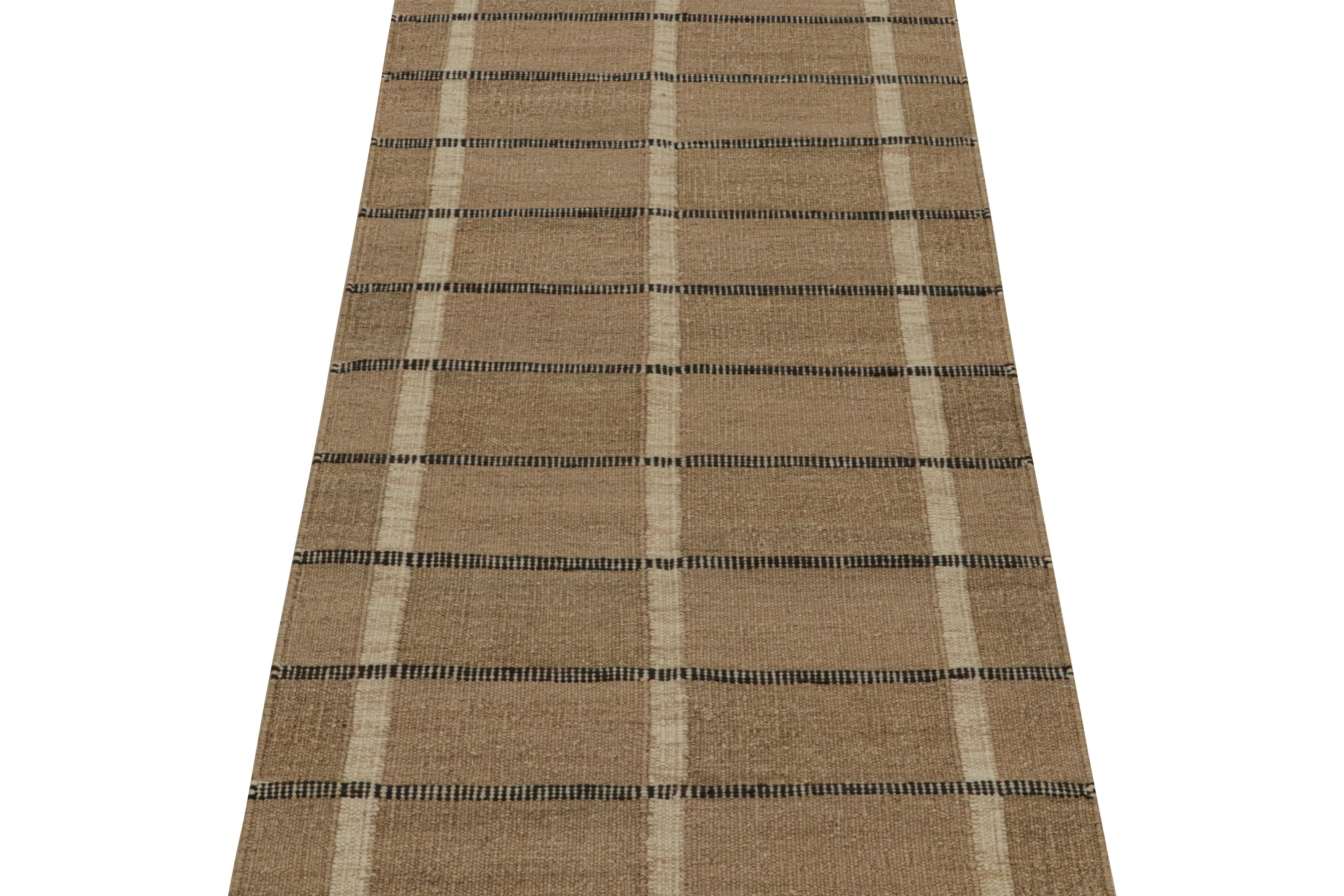 Rug & Kilim's skandinavischer Stil Kilim Läufer & Hanf Teppich in Beige-Braun gestreift (Moderne) im Angebot
