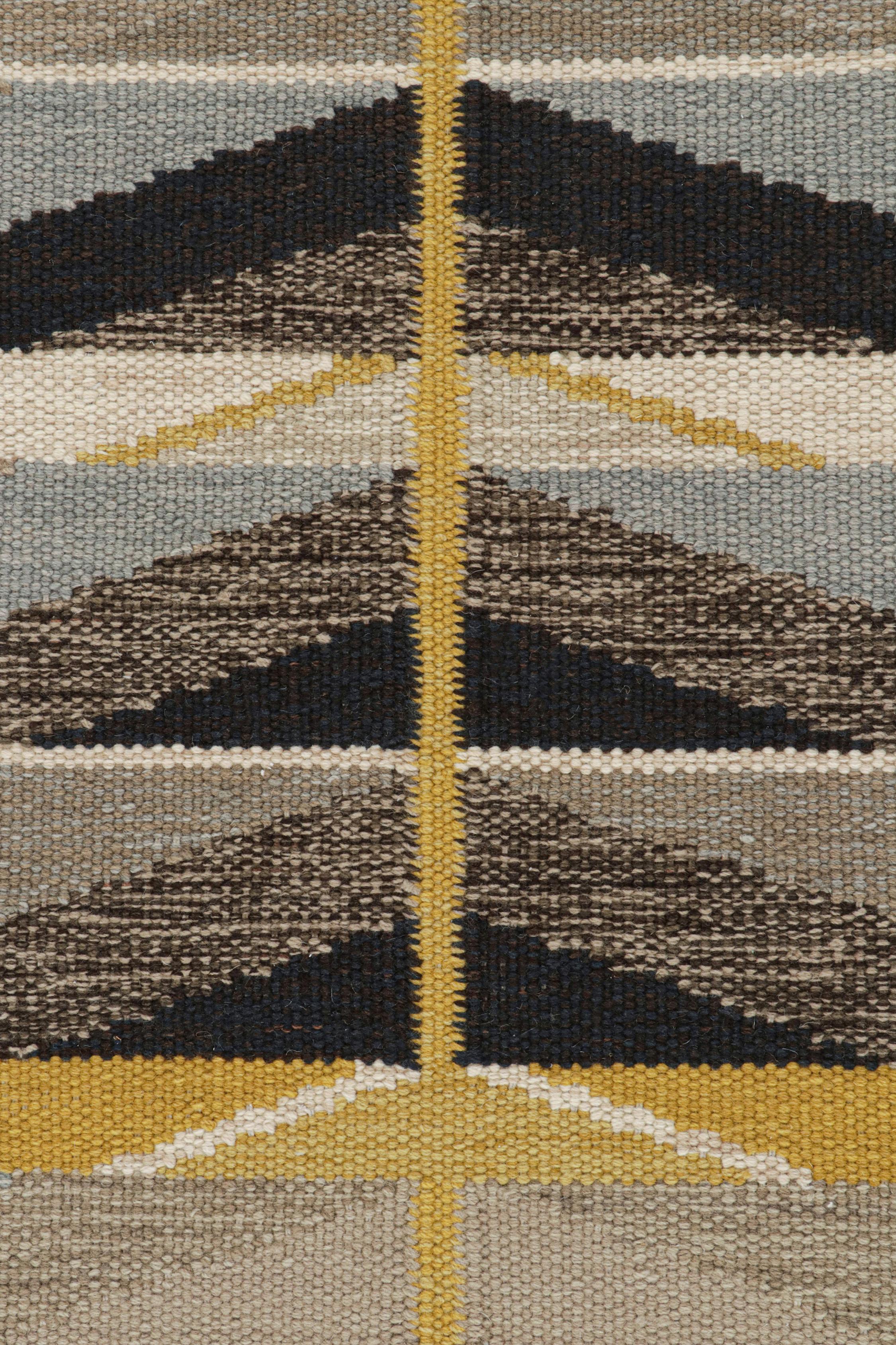 Rug & Kilim's skandinavischer Kilim-Läufer in Taupe mit geometrischen Mustern im Zustand „Neu“ im Angebot in Long Island City, NY