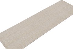 Rug & Kilim's skandinavischer Kilim-Läufer mit weiß-beigefarbenen Blumenmustern