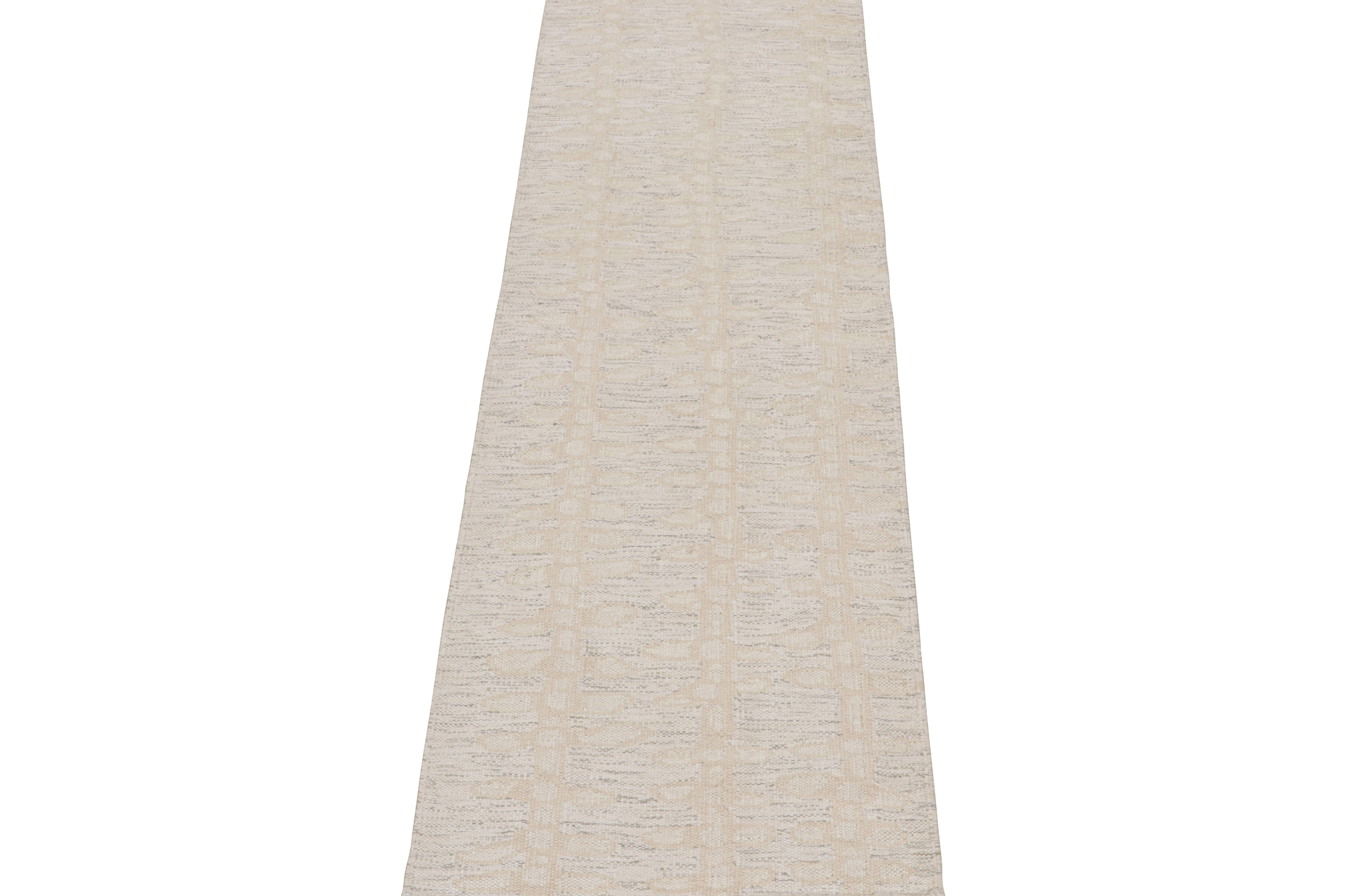 Modern Rug & Kilim’s Scandinavian Style Kilim runner in White-Beige Floral Patterns For Sale