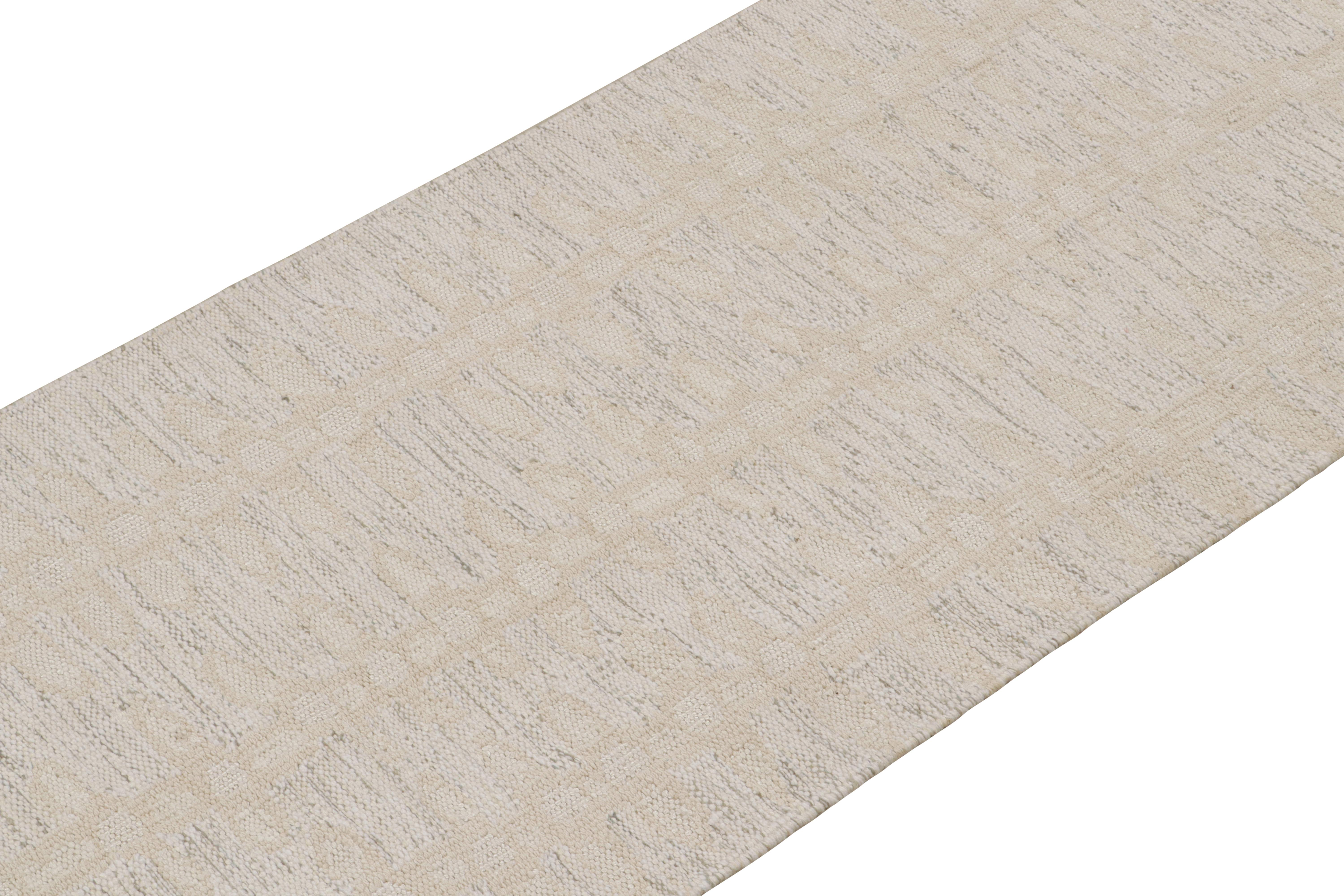 Indiano Rug & Kilim: runner Kilim in stile scandinavo con motivi floreali bianco-beige in vendita
