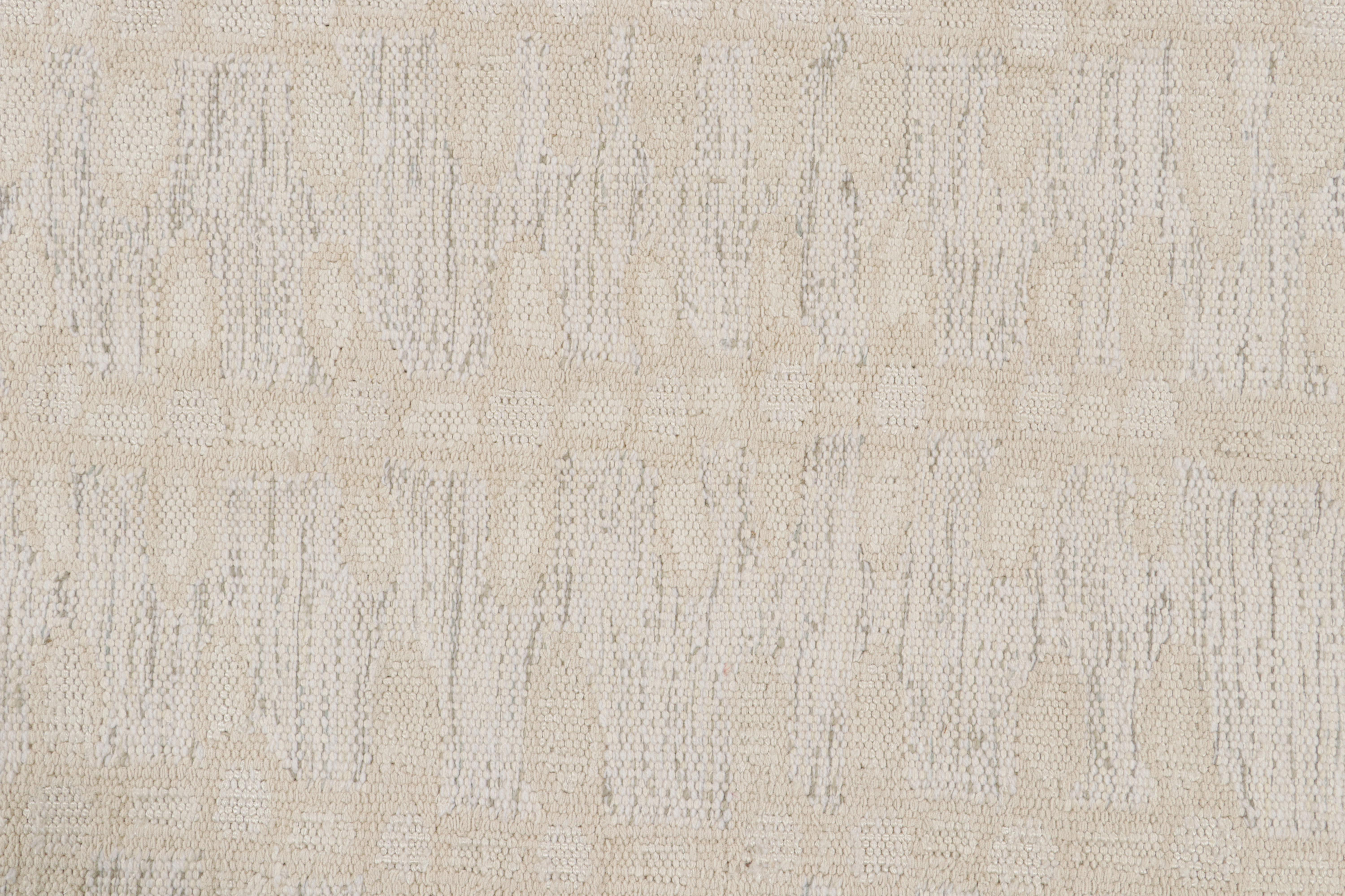 Rug & Kilim: runner Kilim in stile scandinavo con motivi floreali bianco-beige In condizioni Nuovo in vendita a Long Island City, NY