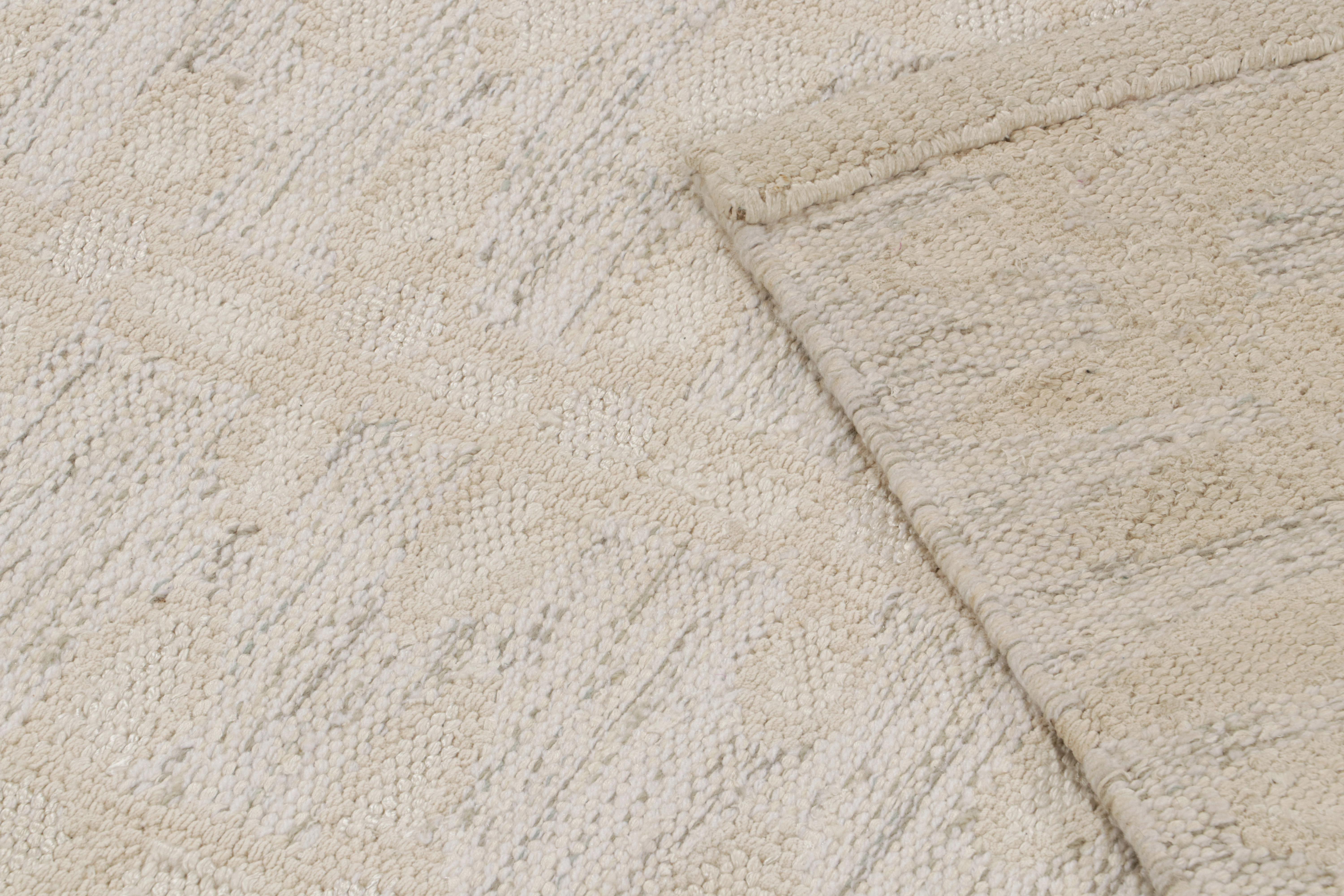 XXI secolo e contemporaneo Rug & Kilim: runner Kilim in stile scandinavo con motivi floreali bianco-beige in vendita