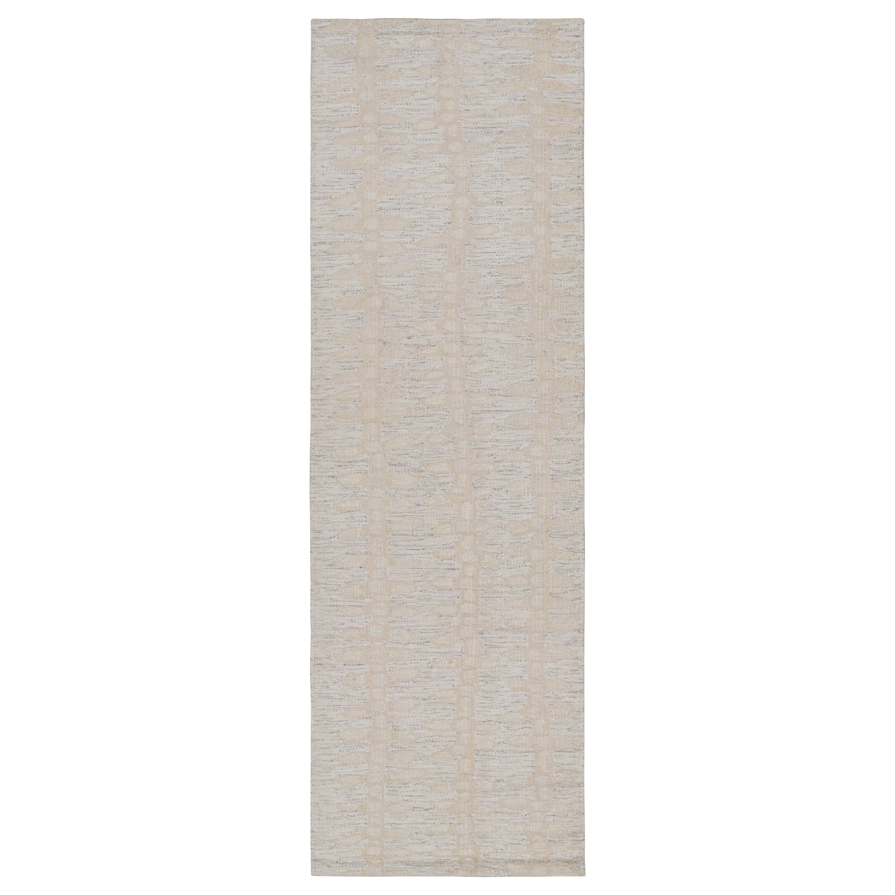 Rug & Kilim: runner Kilim in stile scandinavo con motivi floreali bianco-beige