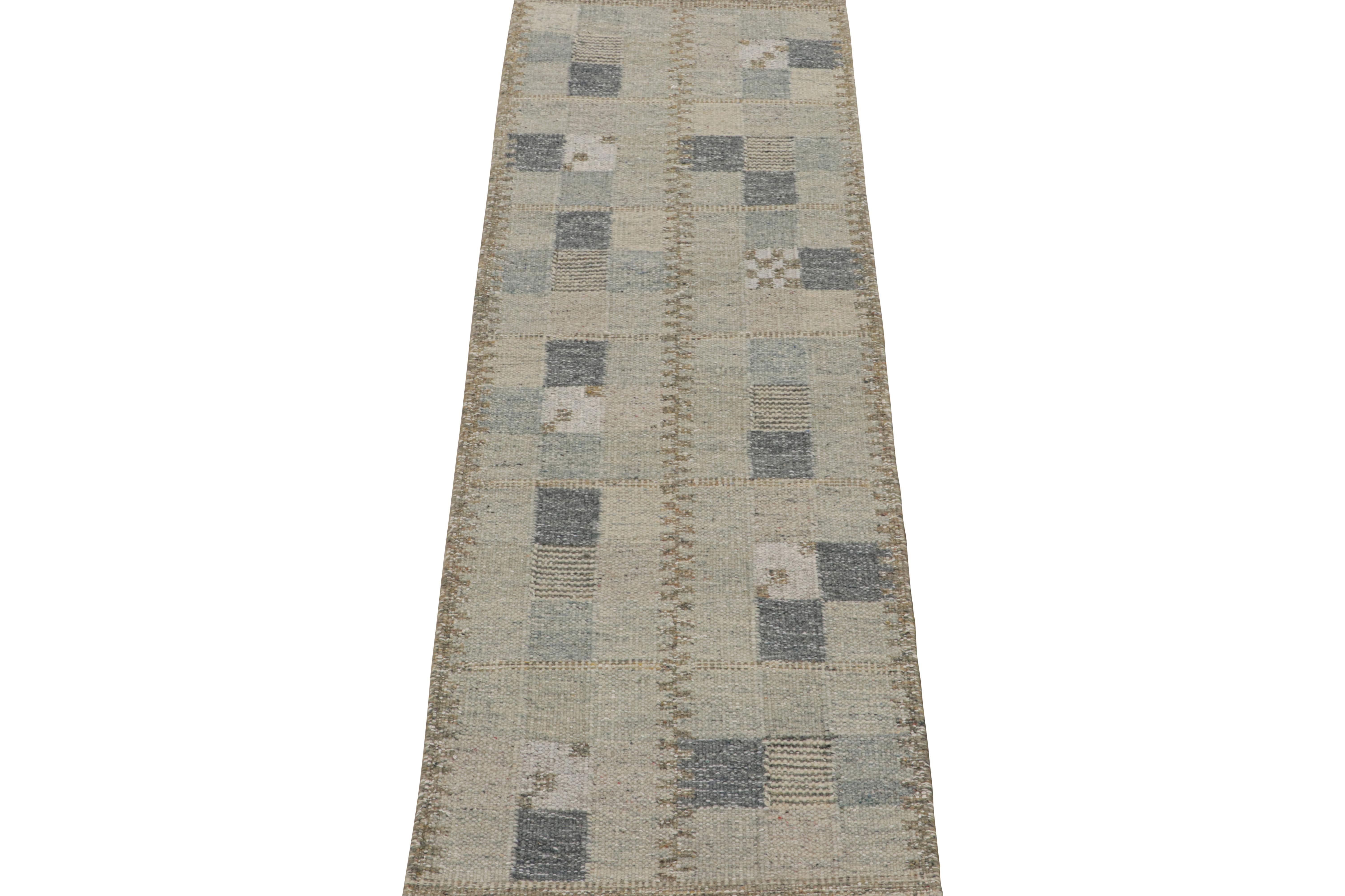 Rug & Kilim's skandinavischer Kilim-Läufer in grau-blauem, geometrischem Muster (Moderne) im Angebot