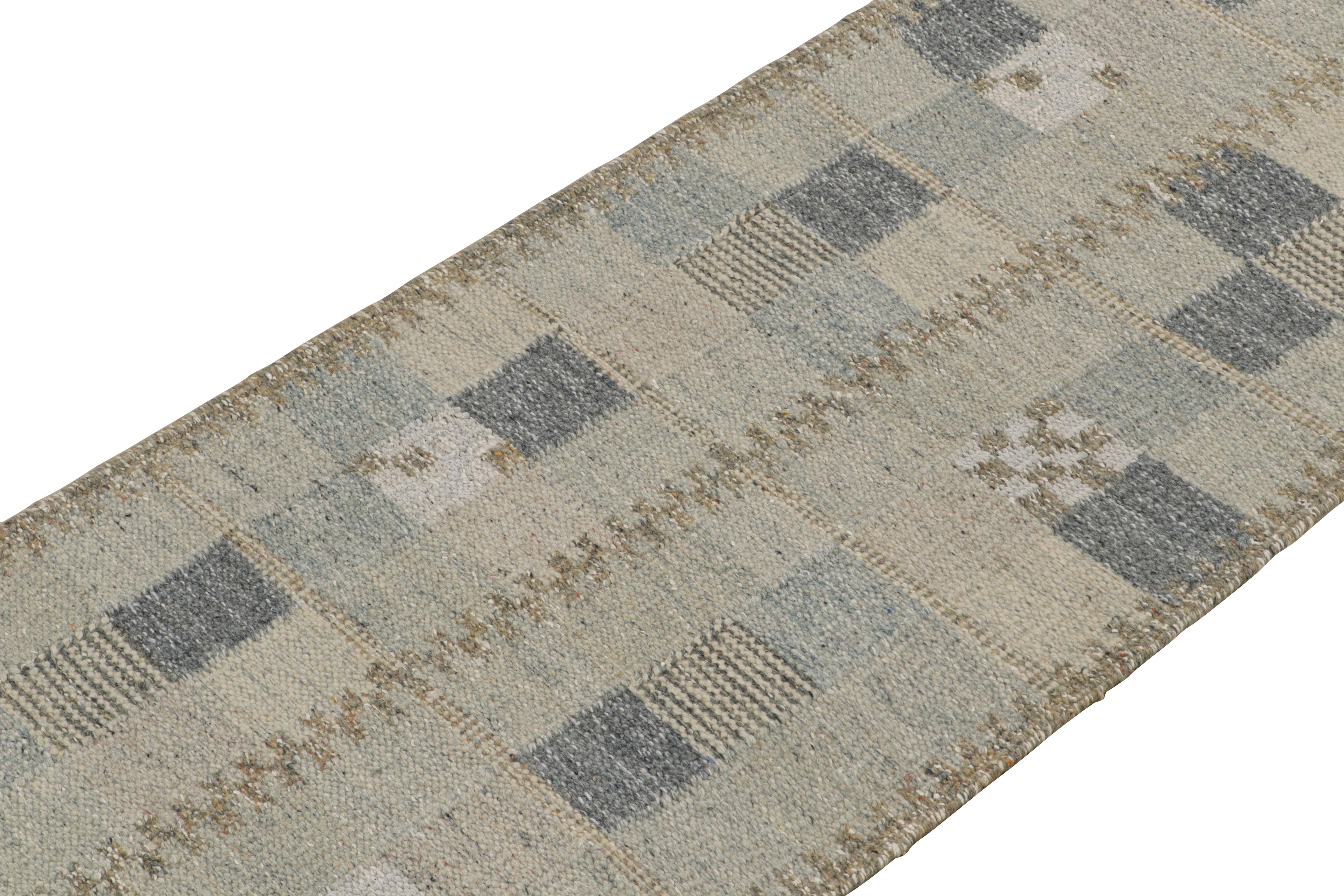 Rug & Kilim's skandinavischer Kilim-Läufer in grau-blauem, geometrischem Muster (Indisch) im Angebot