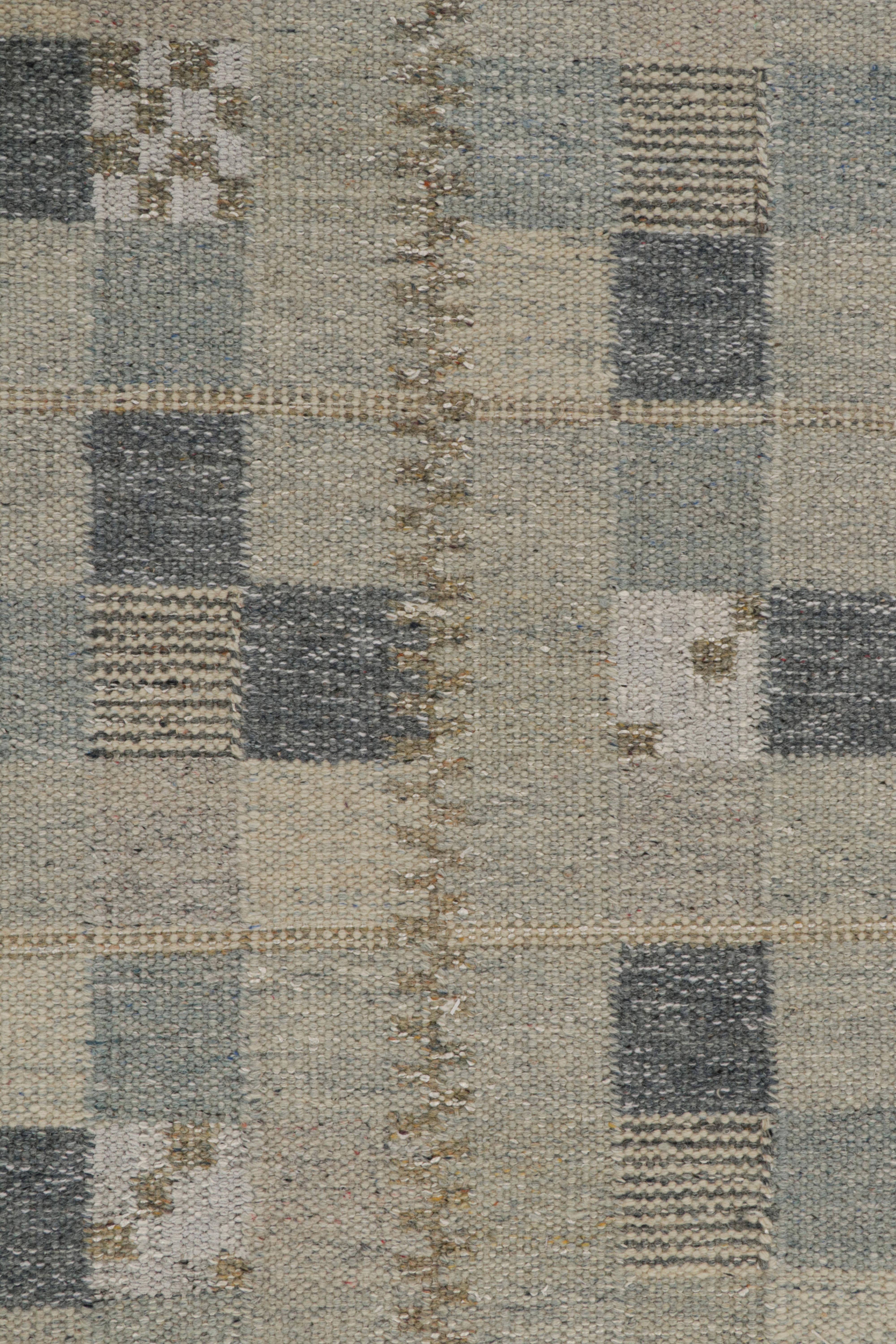 Rug & Kilim's skandinavischer Kilim-Läufer in grau-blauem, geometrischem Muster im Zustand „Neu“ im Angebot in Long Island City, NY