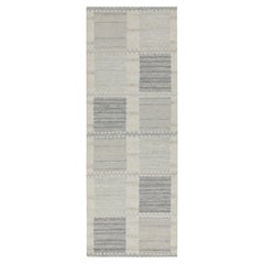 Rug & Kilim è un runner Kilim in stile scandinavo con motivi in bianco e grigio.