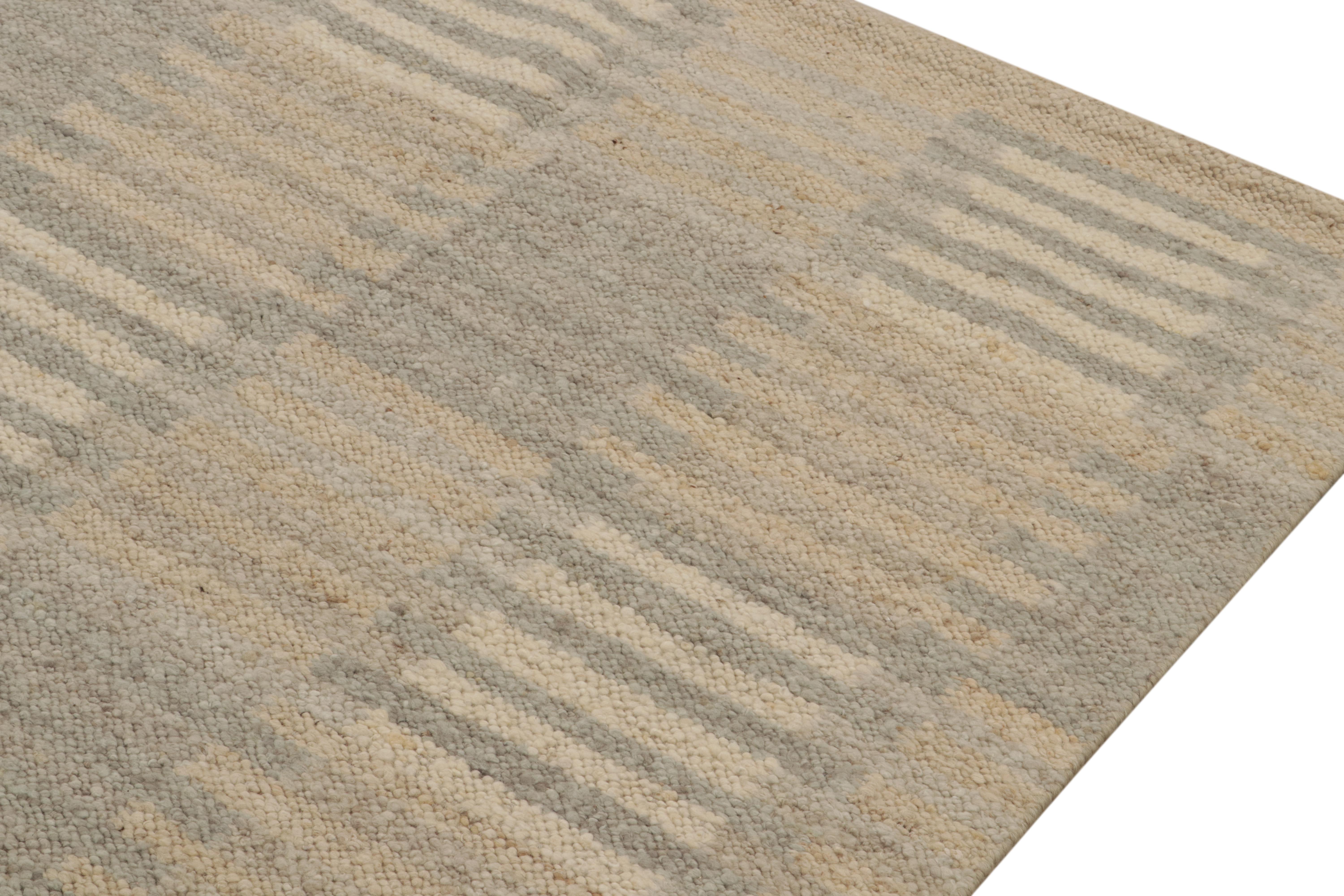 Skandinavischer Kilim von Rug & Kilim mit geometrischen Mustern in Beige und Blau (Handgeknüpft) im Angebot