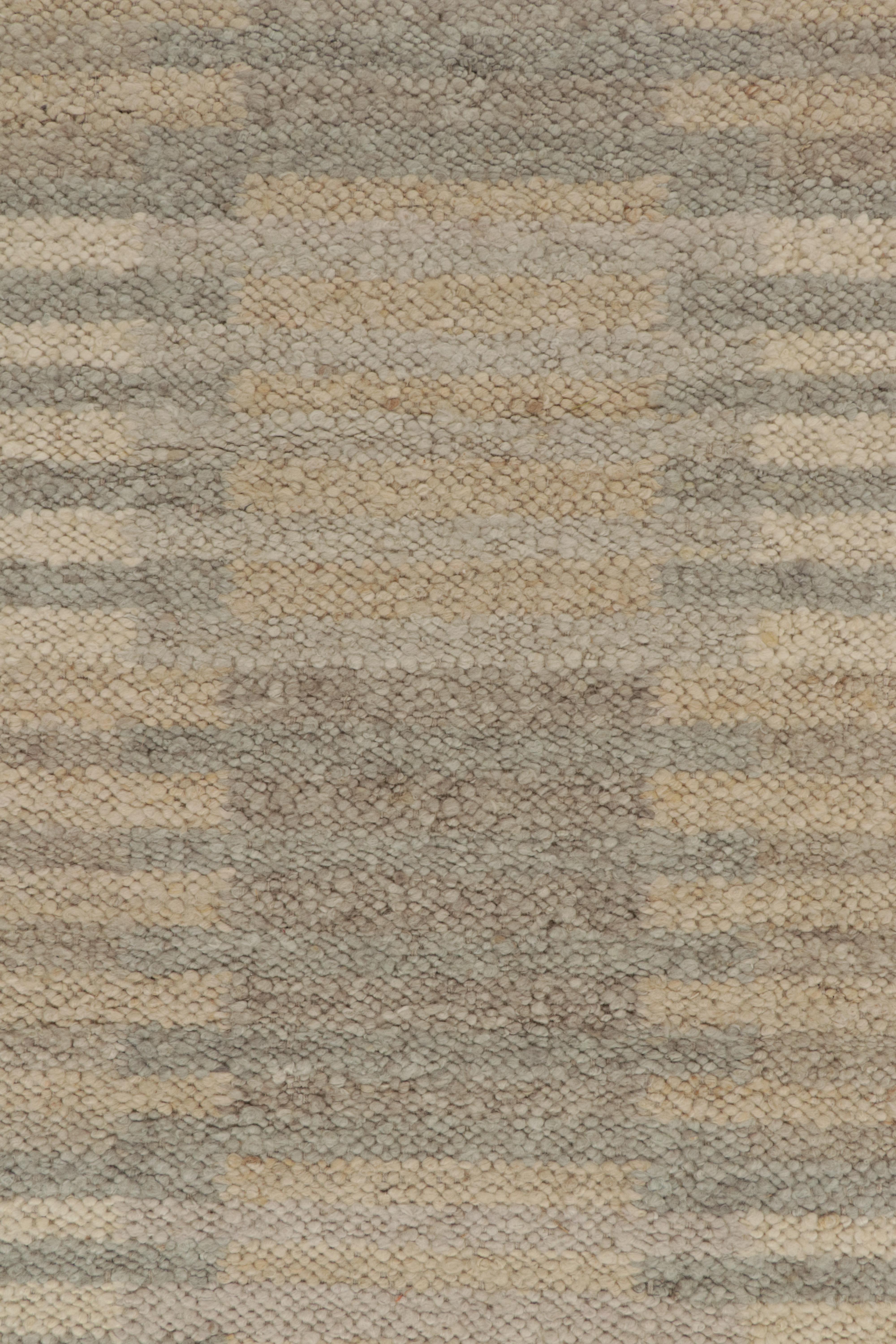 Skandinavischer Kilim von Rug & Kilim mit geometrischen Mustern in Beige und Blau im Zustand „Neu“ im Angebot in Long Island City, NY