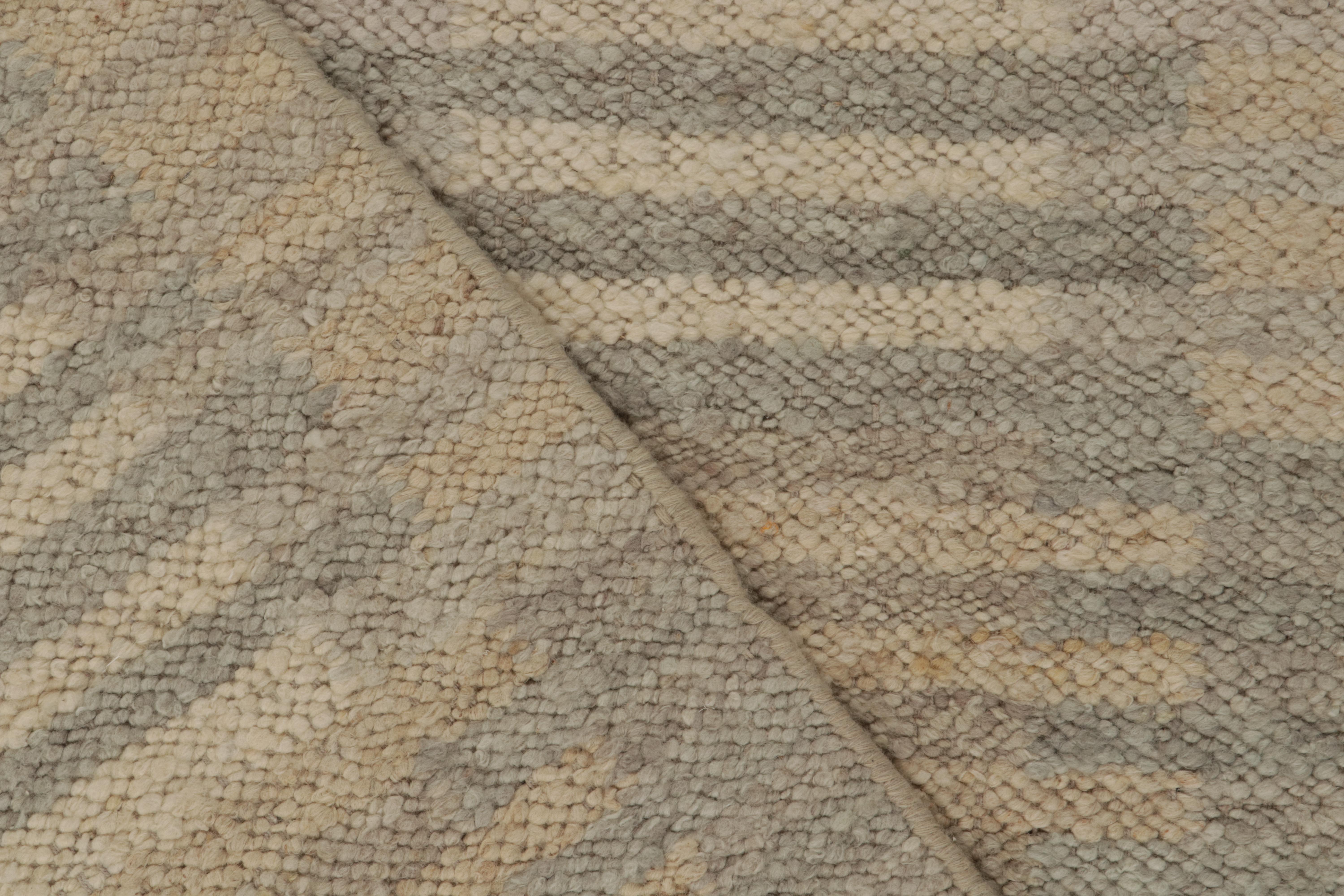 Skandinavischer Kilim von Rug & Kilim mit geometrischen Mustern in Beige und Blau (21. Jahrhundert und zeitgenössisch) im Angebot