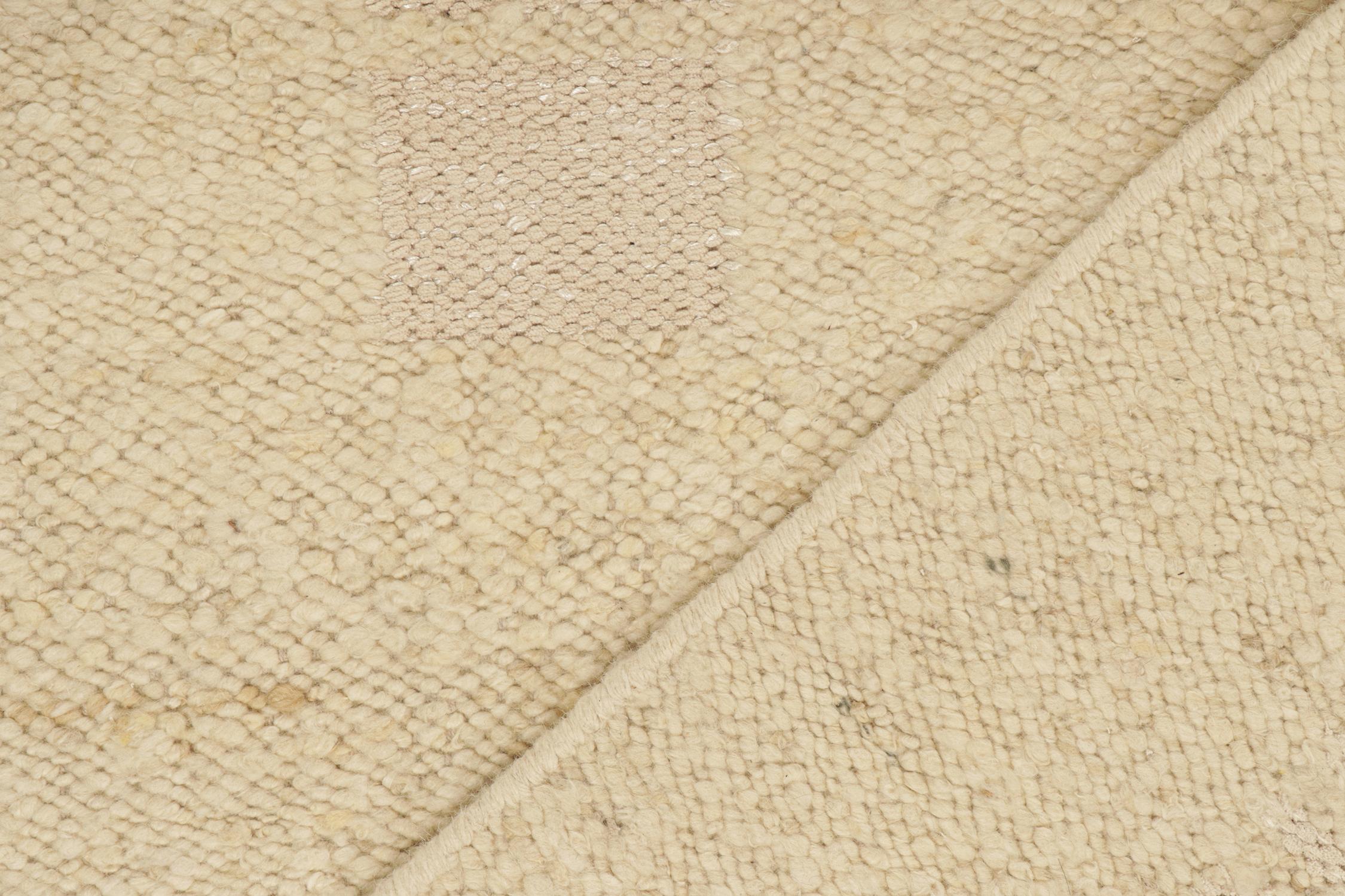 Rug & Kilim's skandinavischer Stil-Kilim mit geometrischen Mustern in Beige und Creme (21. Jahrhundert und zeitgenössisch) im Angebot