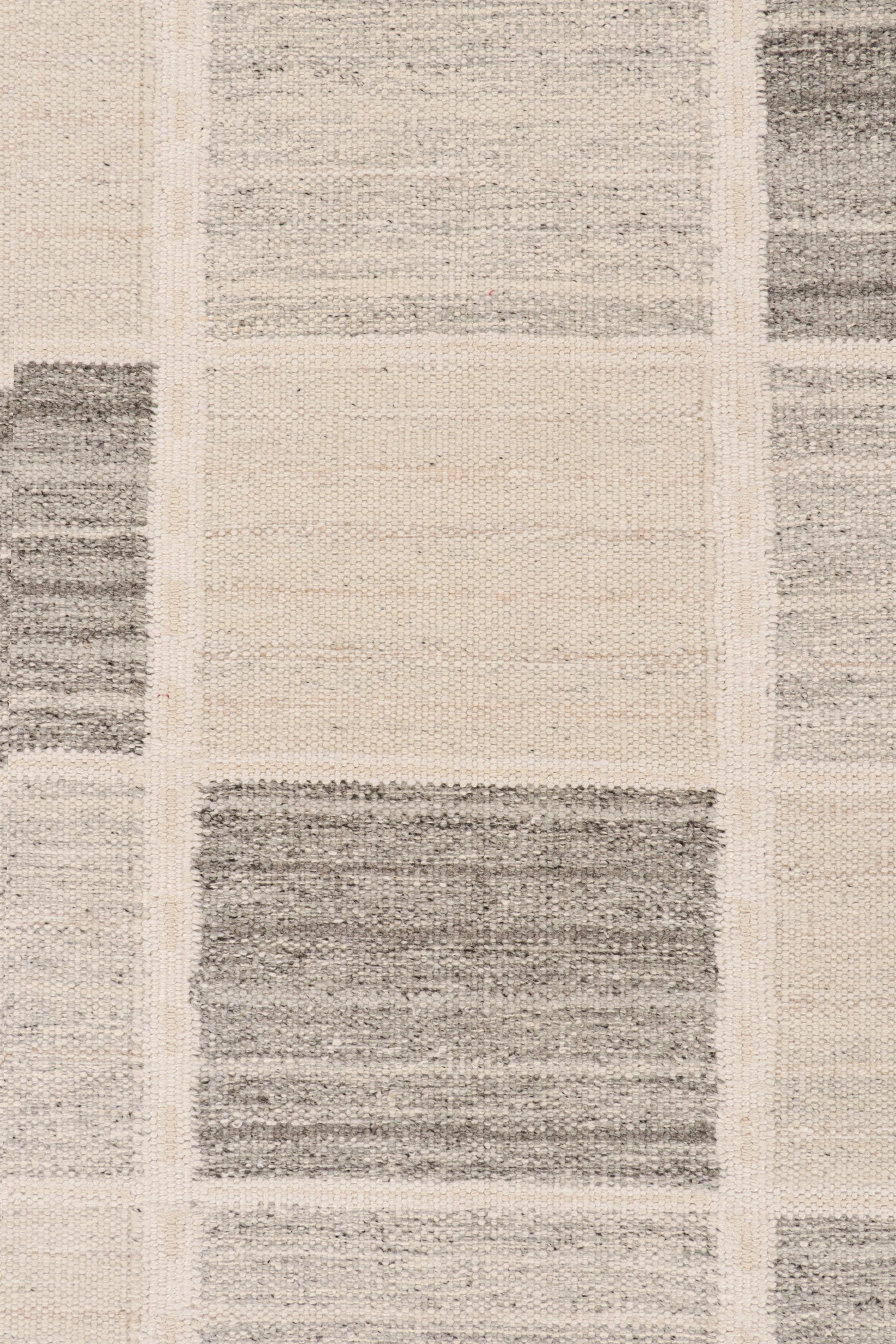 Rug & Kilim’s Scandinavian Style Kilim with Beige and Gray Geometric Patterns In New Condition For Sale In Long Island City, NY