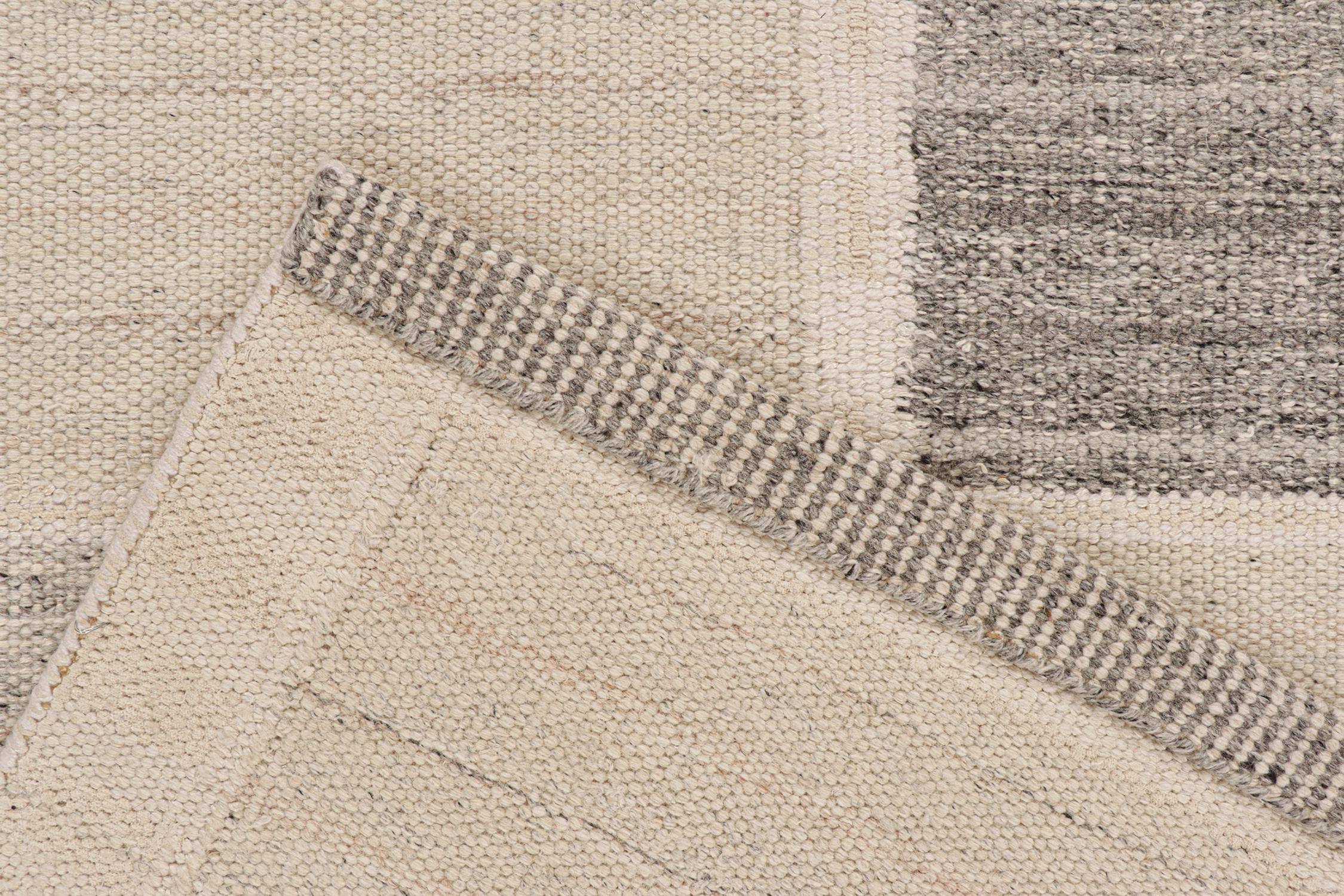 XXIe siècle et contemporain Rug & Kilim's Scandinavian Style Kilim with Beige and Gray Geometric Patterns (Kilim de style scandinave avec des motifs géométriques beiges et gris) en vente