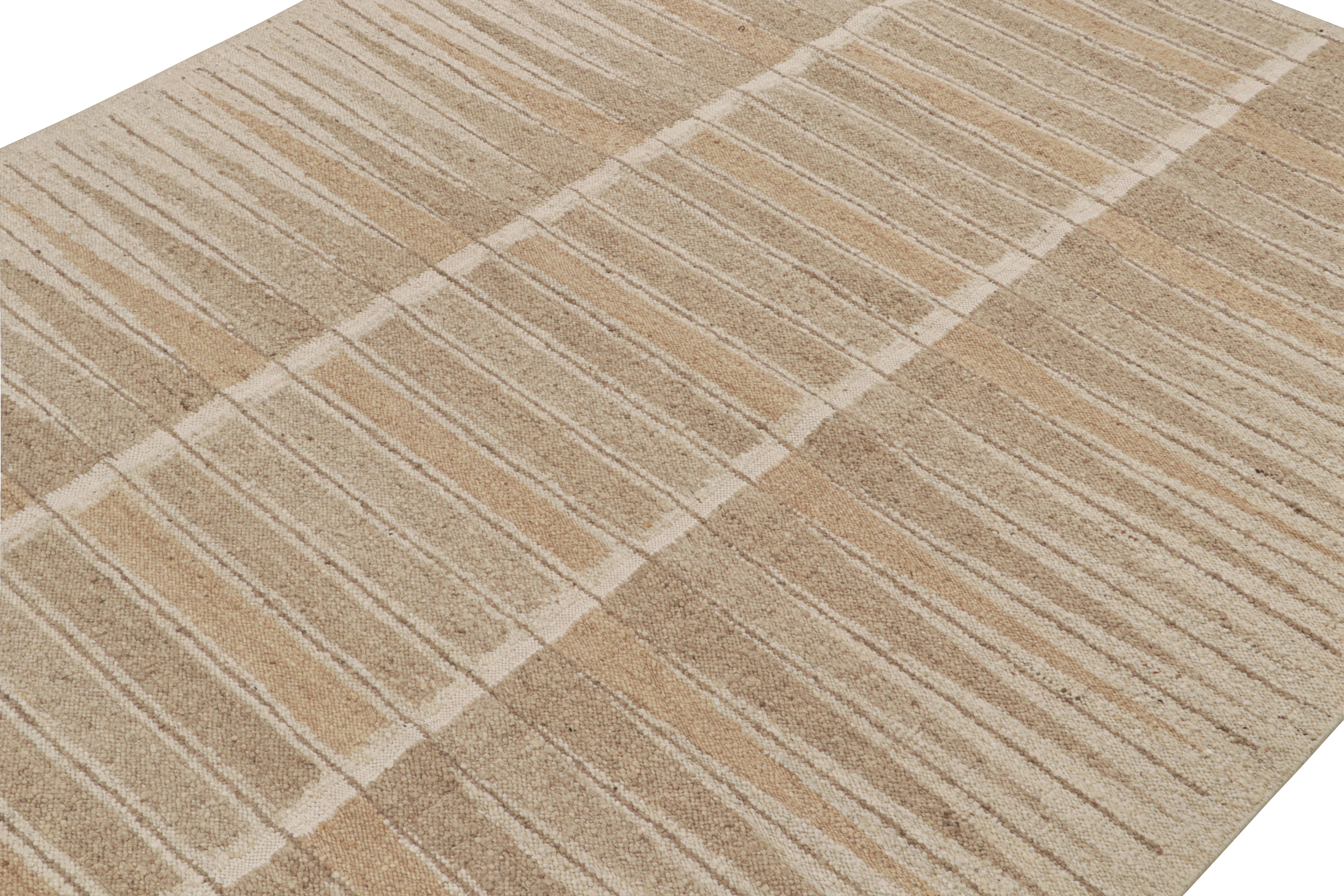 Rug & Kilim's skandinavischer Stil-Kilim mit beige-braunen geometrischen Mustern (Indisch) im Angebot