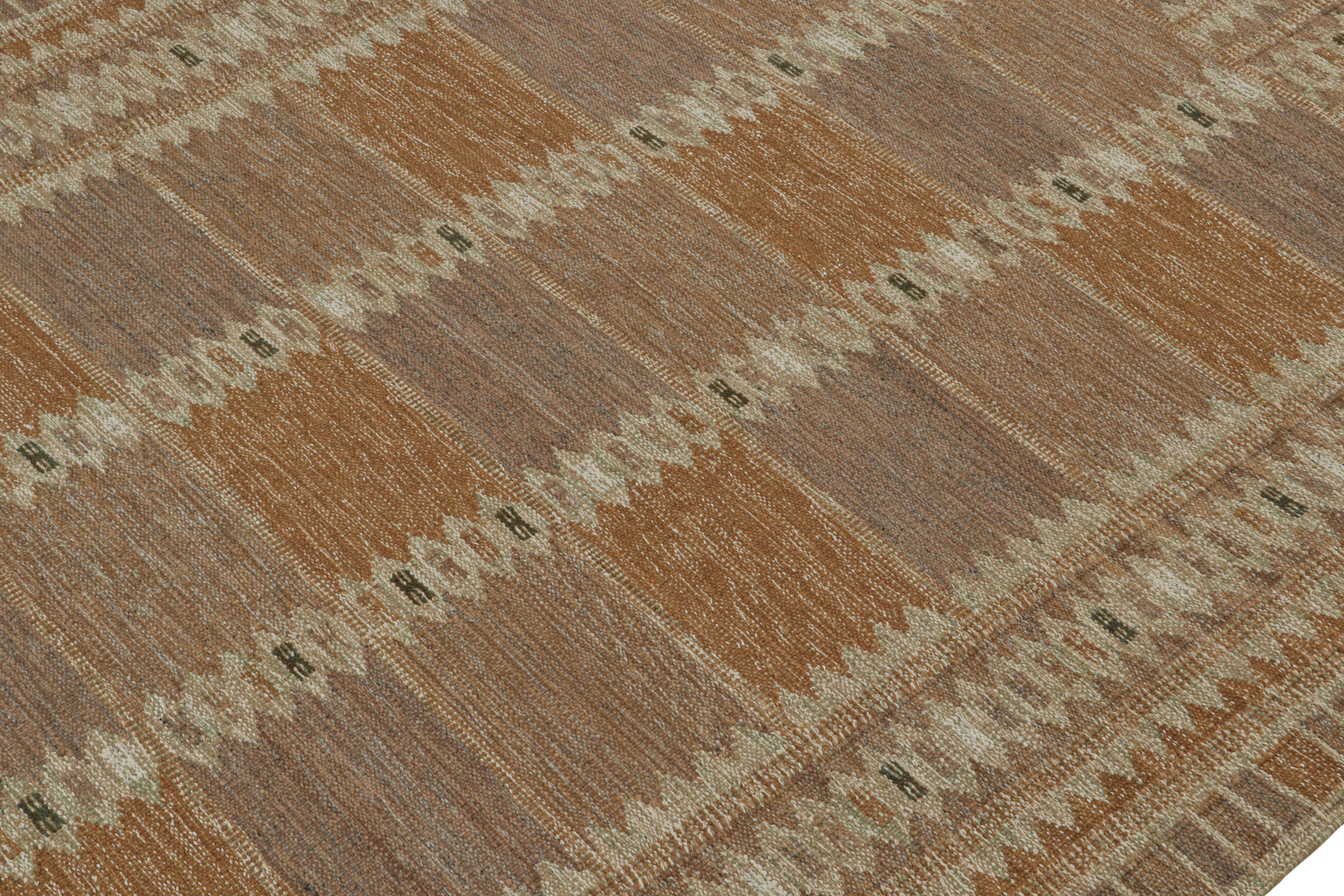 Rug & Kilim's skandinavischer Stil-Kilim mit beige-braunen, geometrischen Mustern (Indisch) im Angebot