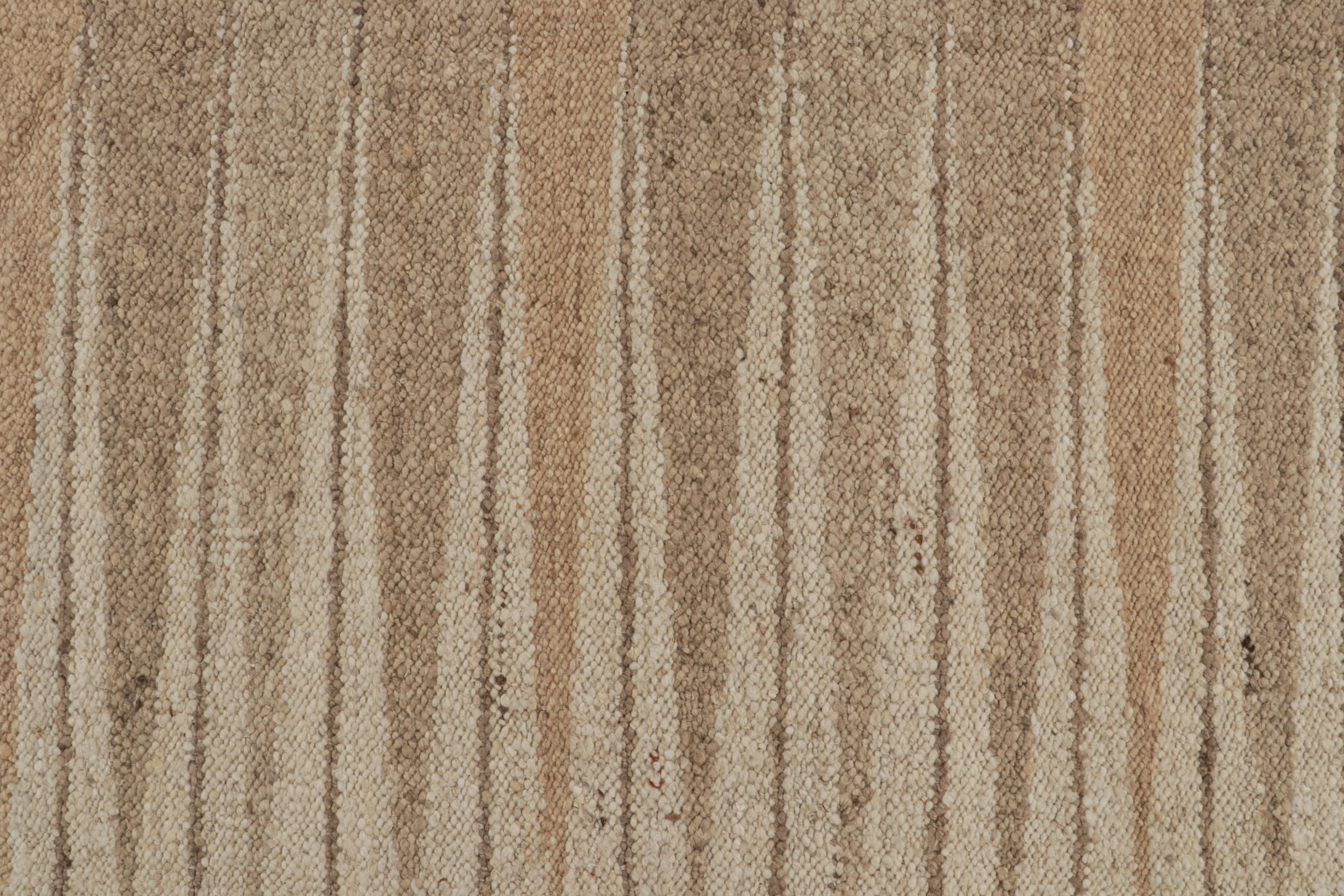 Rug & Kilim's skandinavischer Stil-Kilim mit beige-braunen geometrischen Mustern im Zustand „Neu“ im Angebot in Long Island City, NY