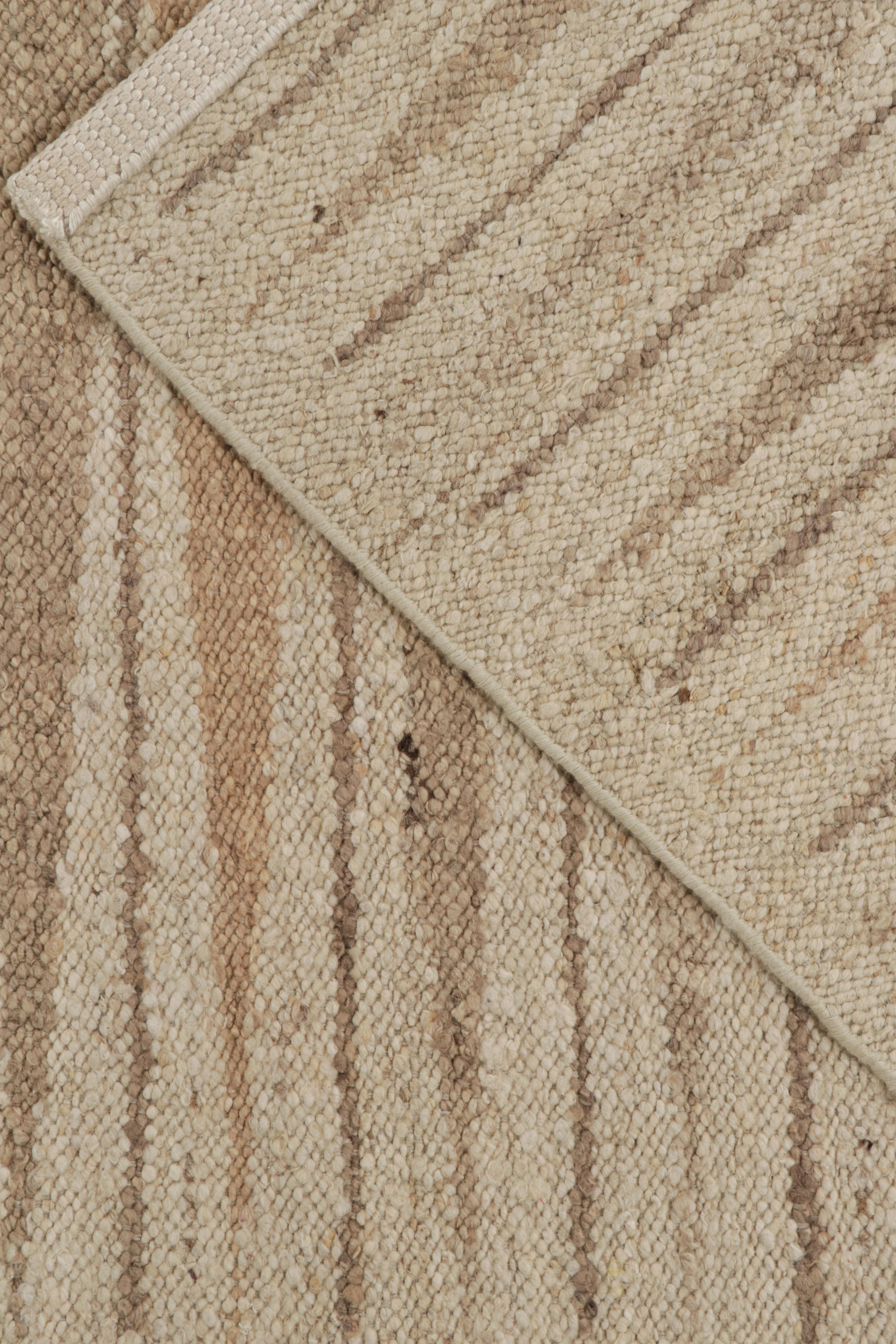 Rug & Kilim's skandinavischer Stil-Kilim mit beige-braunen geometrischen Mustern (21. Jahrhundert und zeitgenössisch) im Angebot