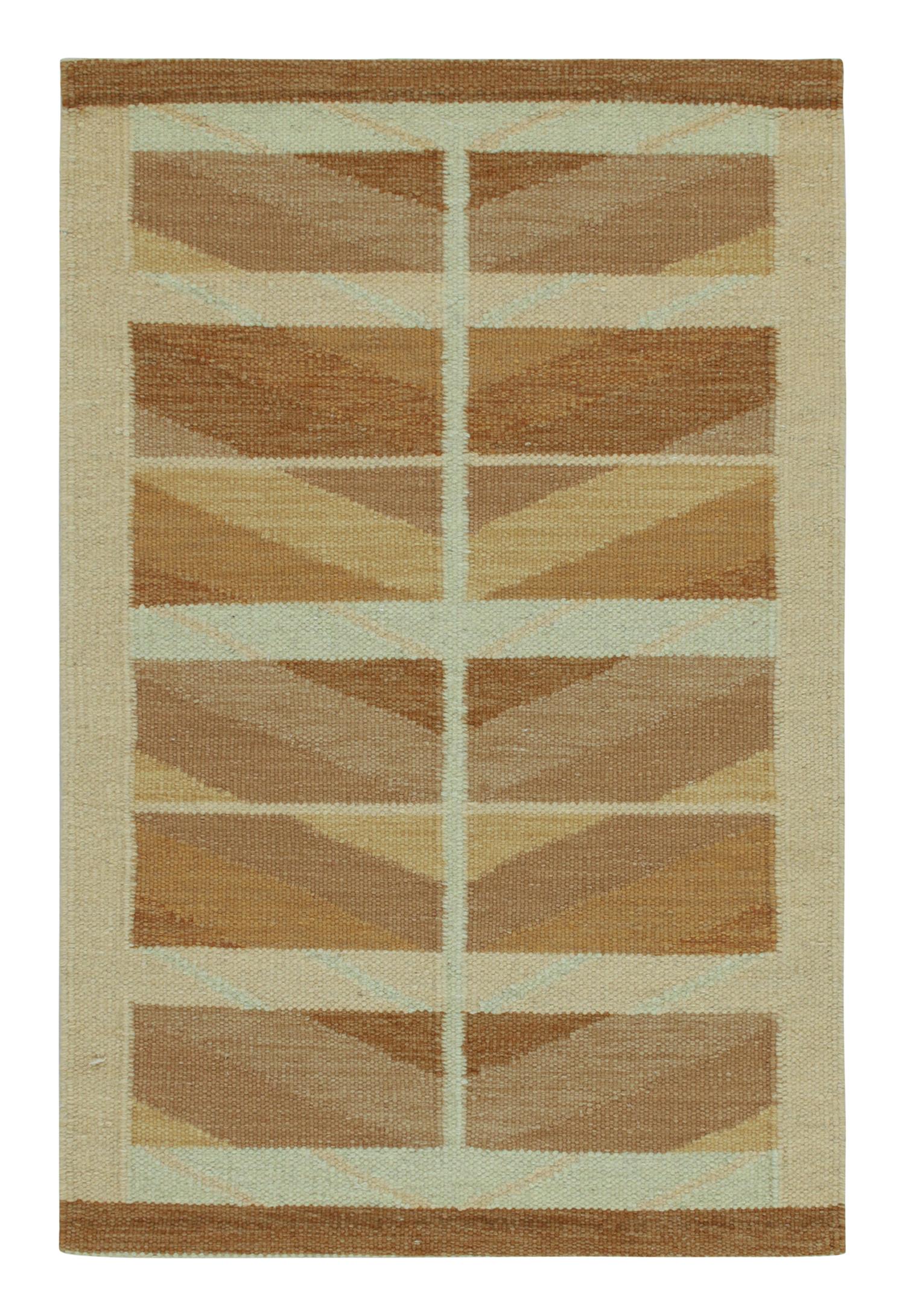 Ein eleganter 3x5-Kelim im schwedischen Stil aus unserer preisgekrönten skandinavischen Flachgewebe-Kollektion. Handgewebt aus Wolle. 
Über das Design: 
Dieser Teppich erfreut sich einer natürlichen, beruhigenden Bewegung mit geometrischen