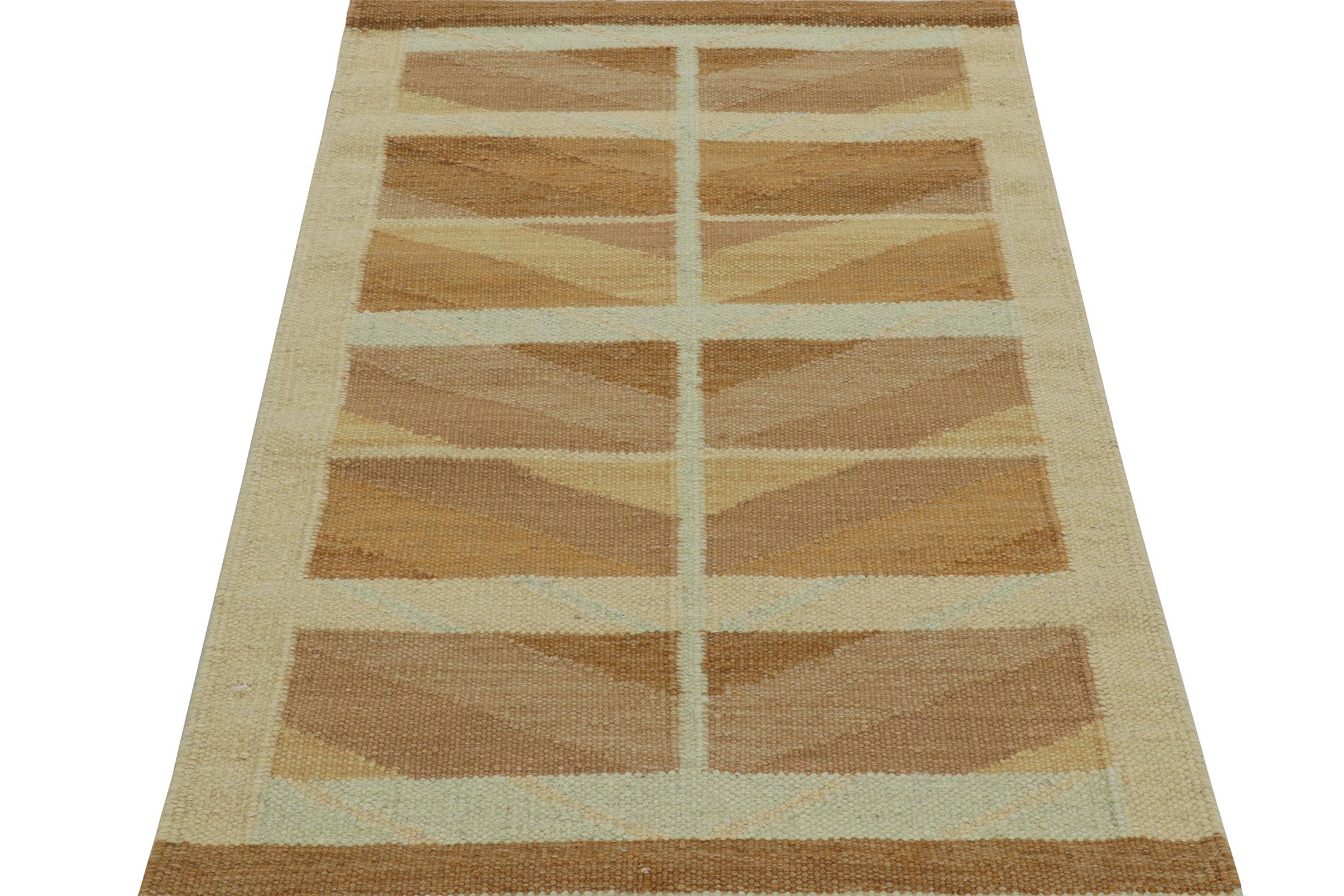 Skandinavischer Kilim von Rug & Kilim mit geometrischem Muster in Beige-Braun und Gold (Skandinavische Moderne) im Angebot