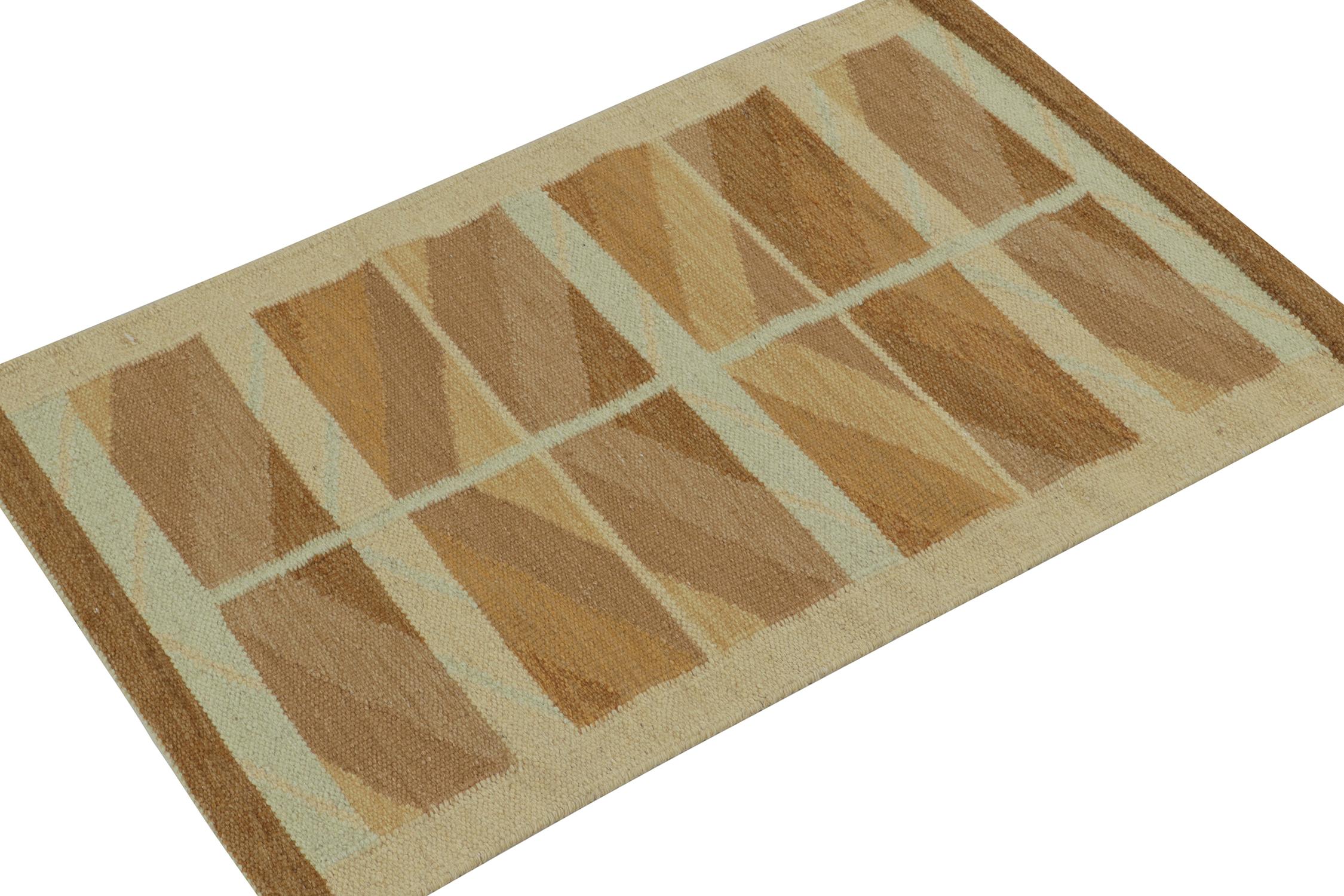 Skandinavischer Kilim von Rug & Kilim mit geometrischem Muster in Beige-Braun und Gold (Indisch) im Angebot