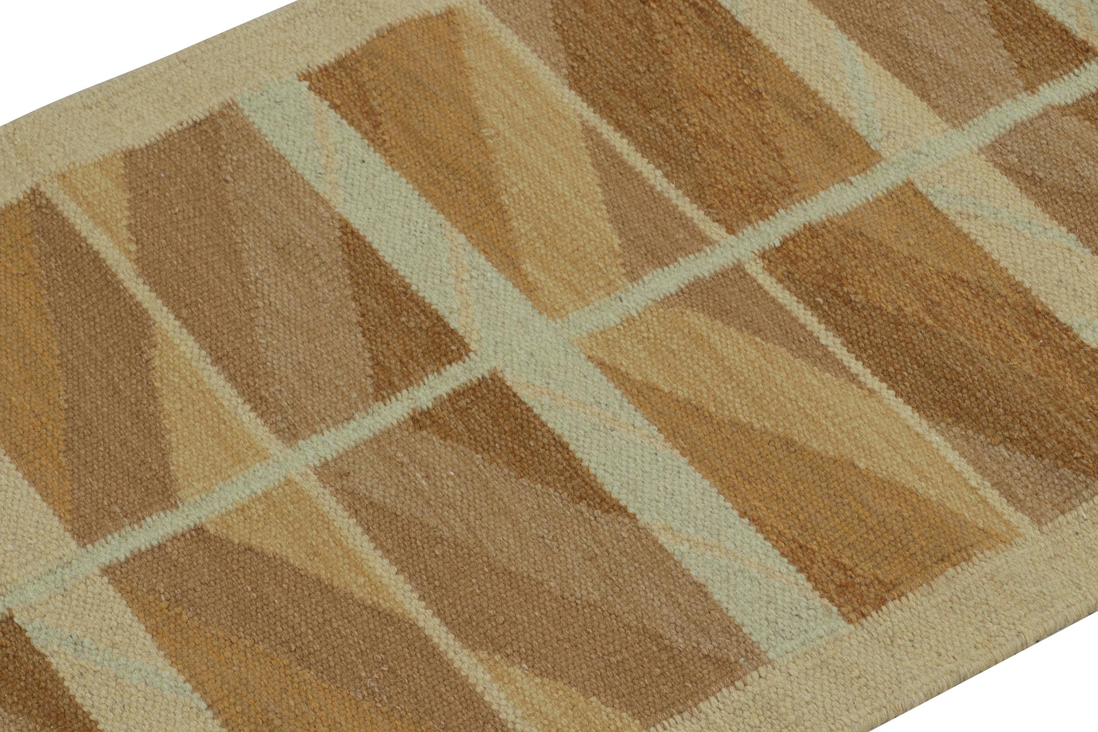 Skandinavischer Kilim von Rug & Kilim mit geometrischem Muster in Beige-Braun und Gold (Handgeknüpft) im Angebot