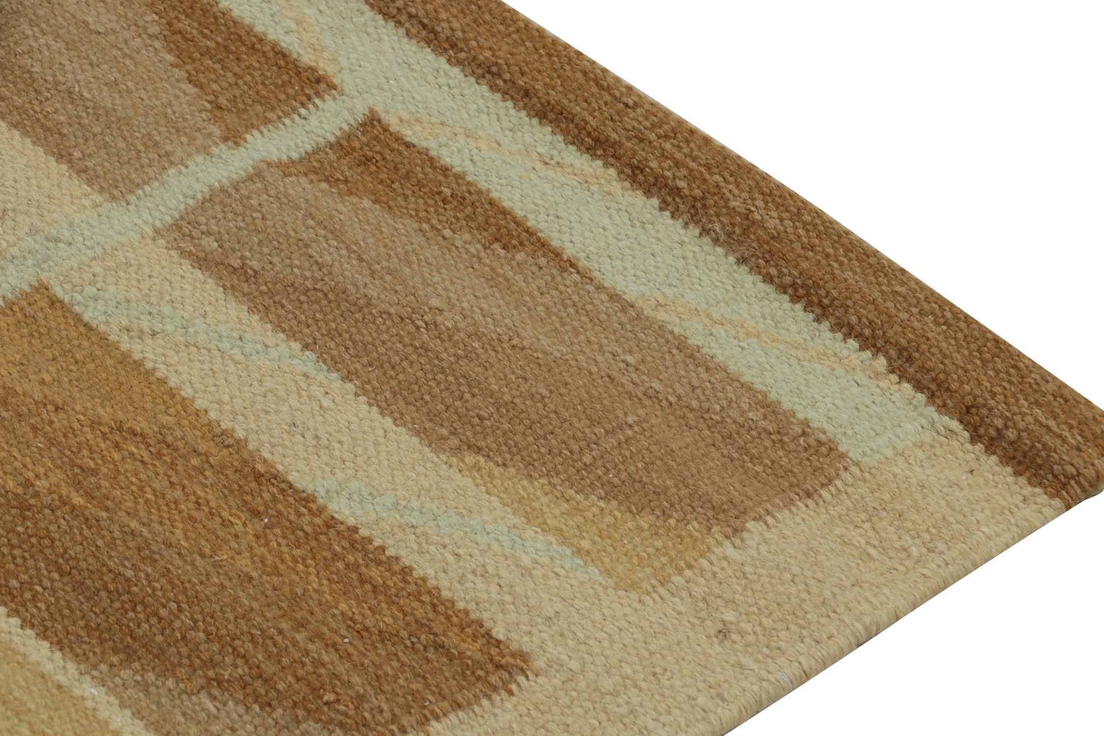 Skandinavischer Kilim von Rug & Kilim mit geometrischem Muster in Beige-Braun und Gold im Zustand „Neu“ im Angebot in Long Island City, NY